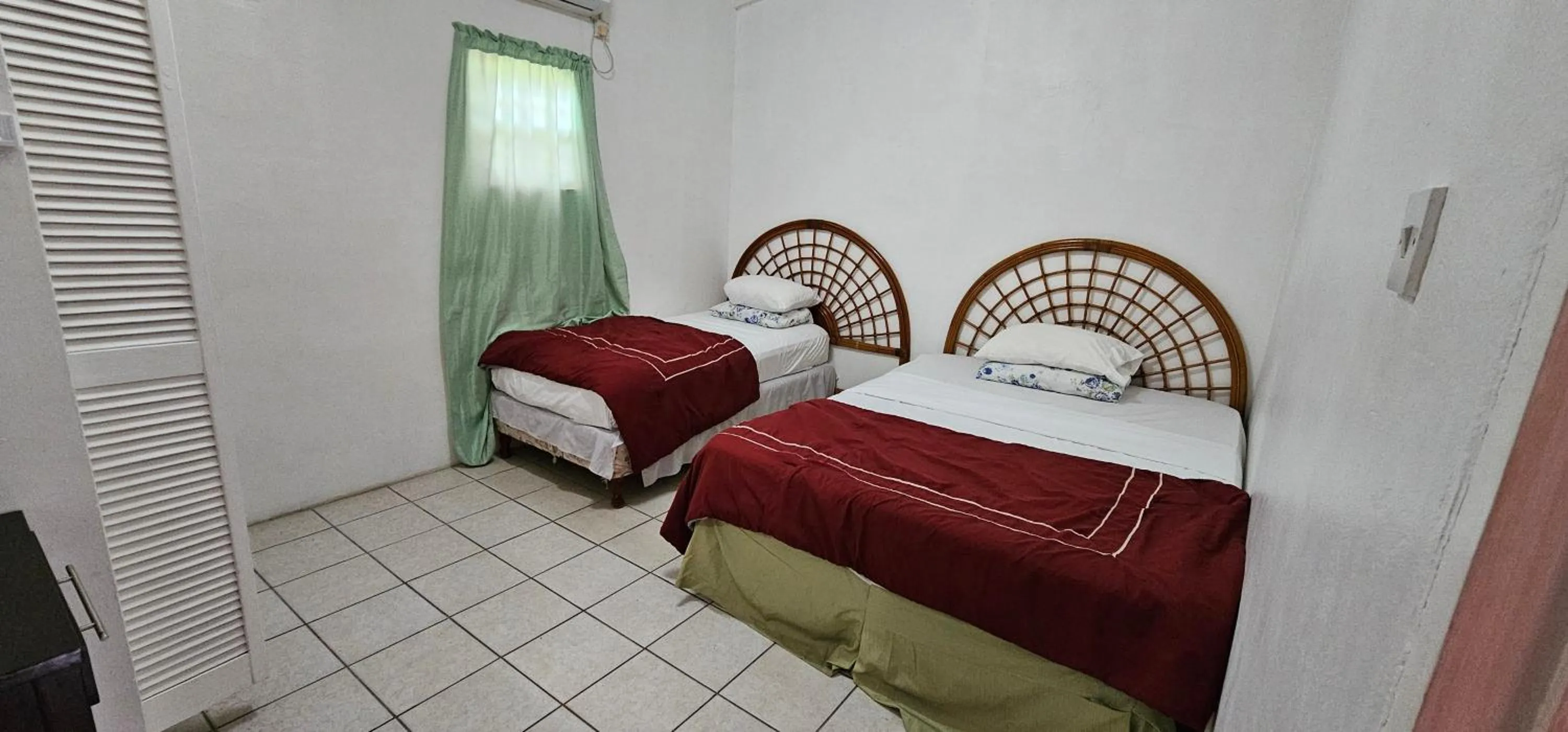 Bedroom, Bed in Wavecrest Suites