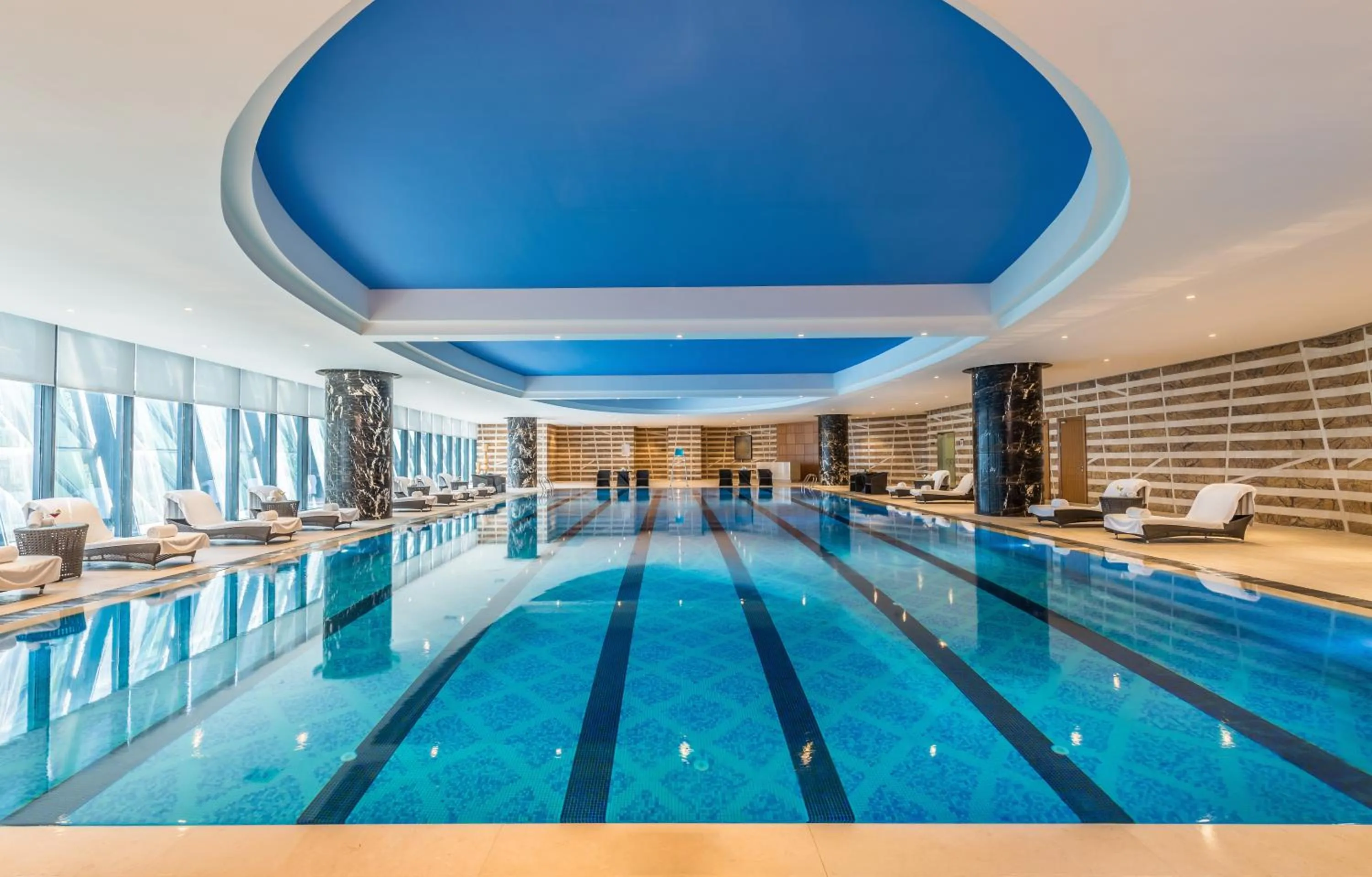 Swimming pool in Grand Mercure Qingdao Qinglong