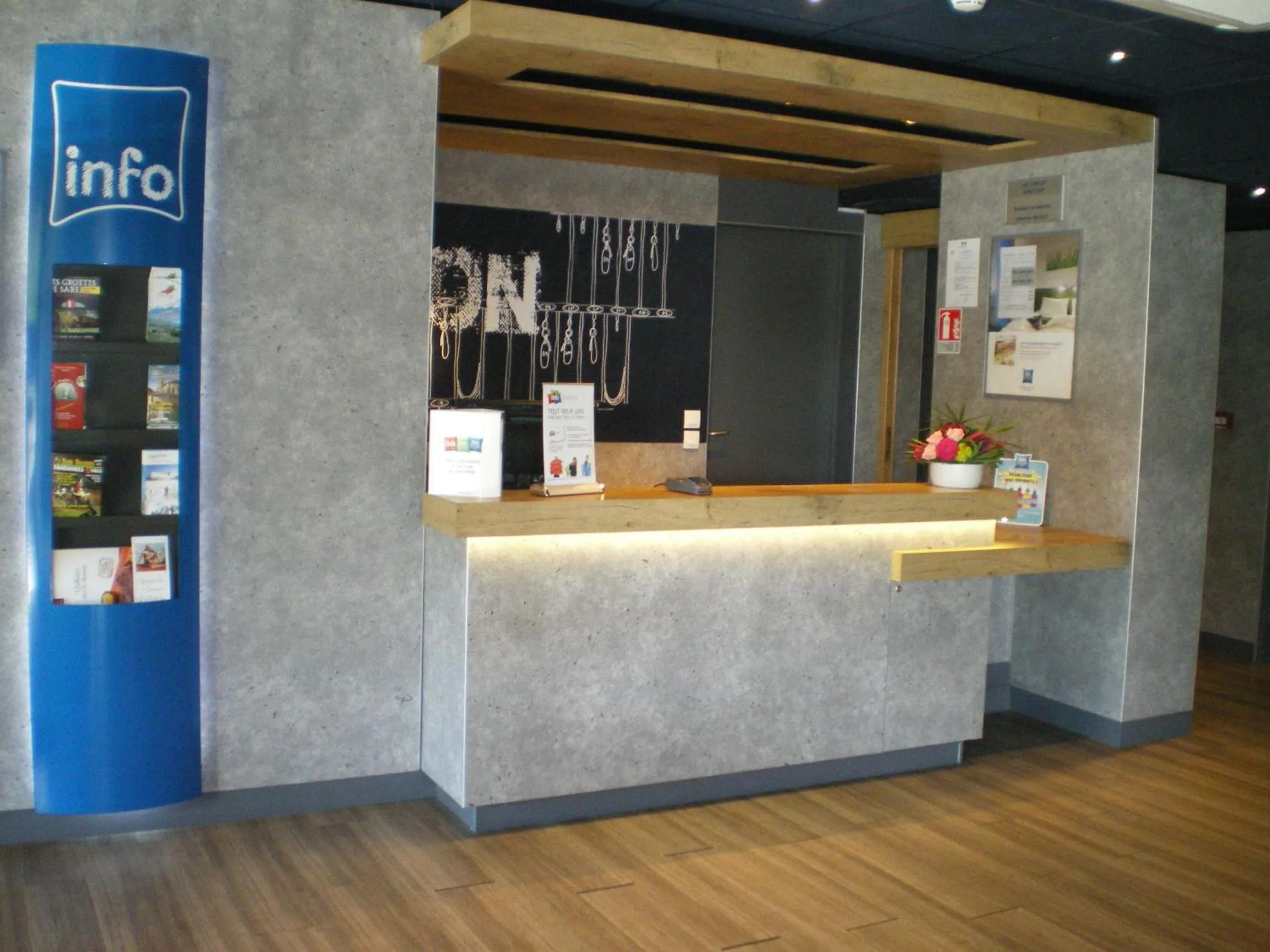 Lobby or reception in IBIS BUDGET Biarritz - Anglet