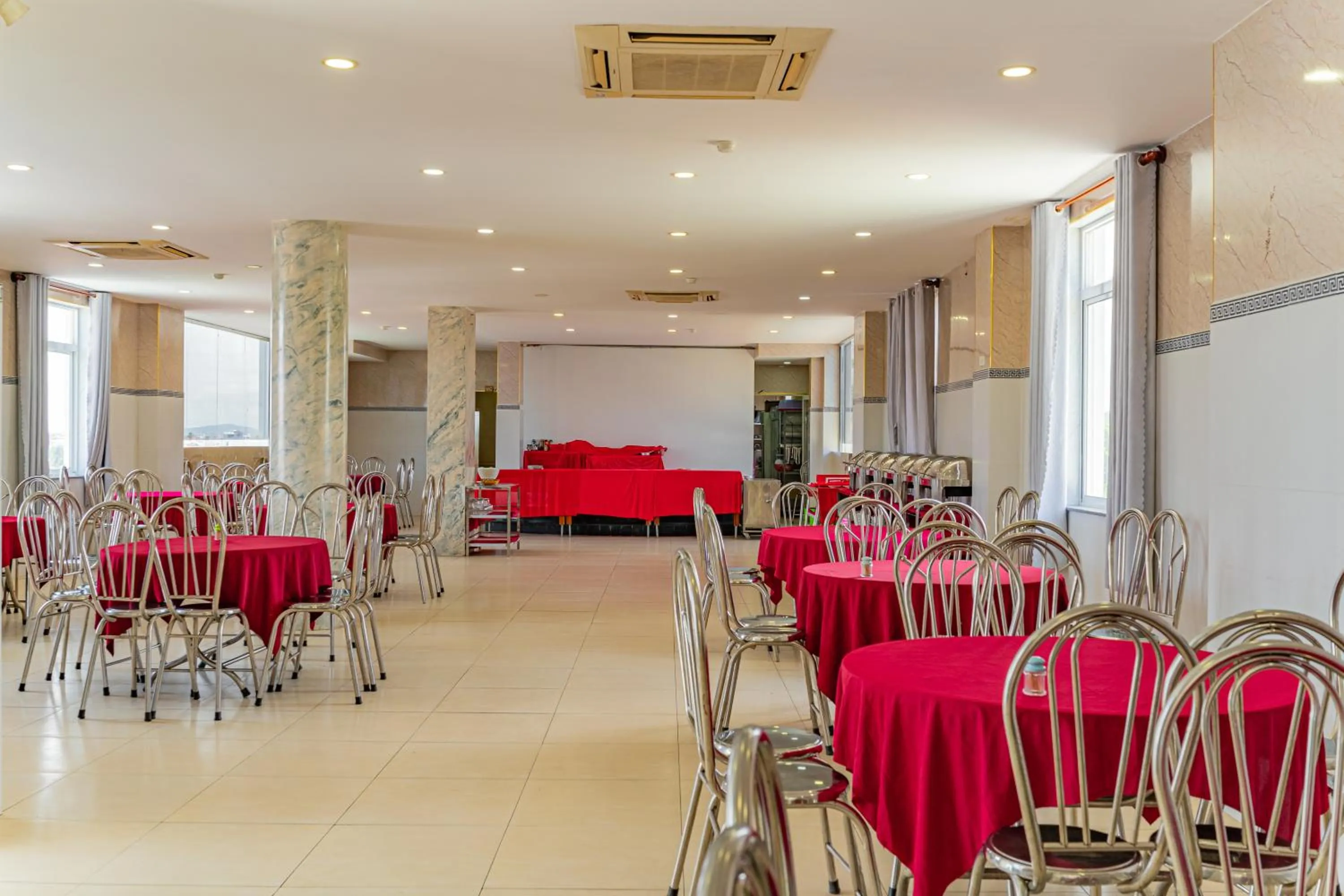 Restaurant/places to eat in Thi Long Phụng Hotel