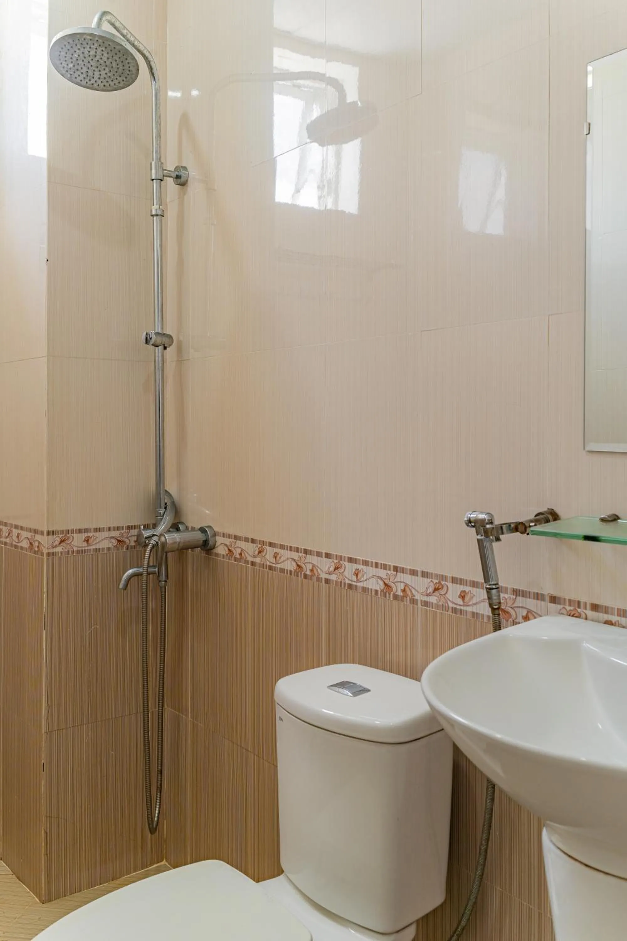 Toilet in Thi Long Phụng Hotel