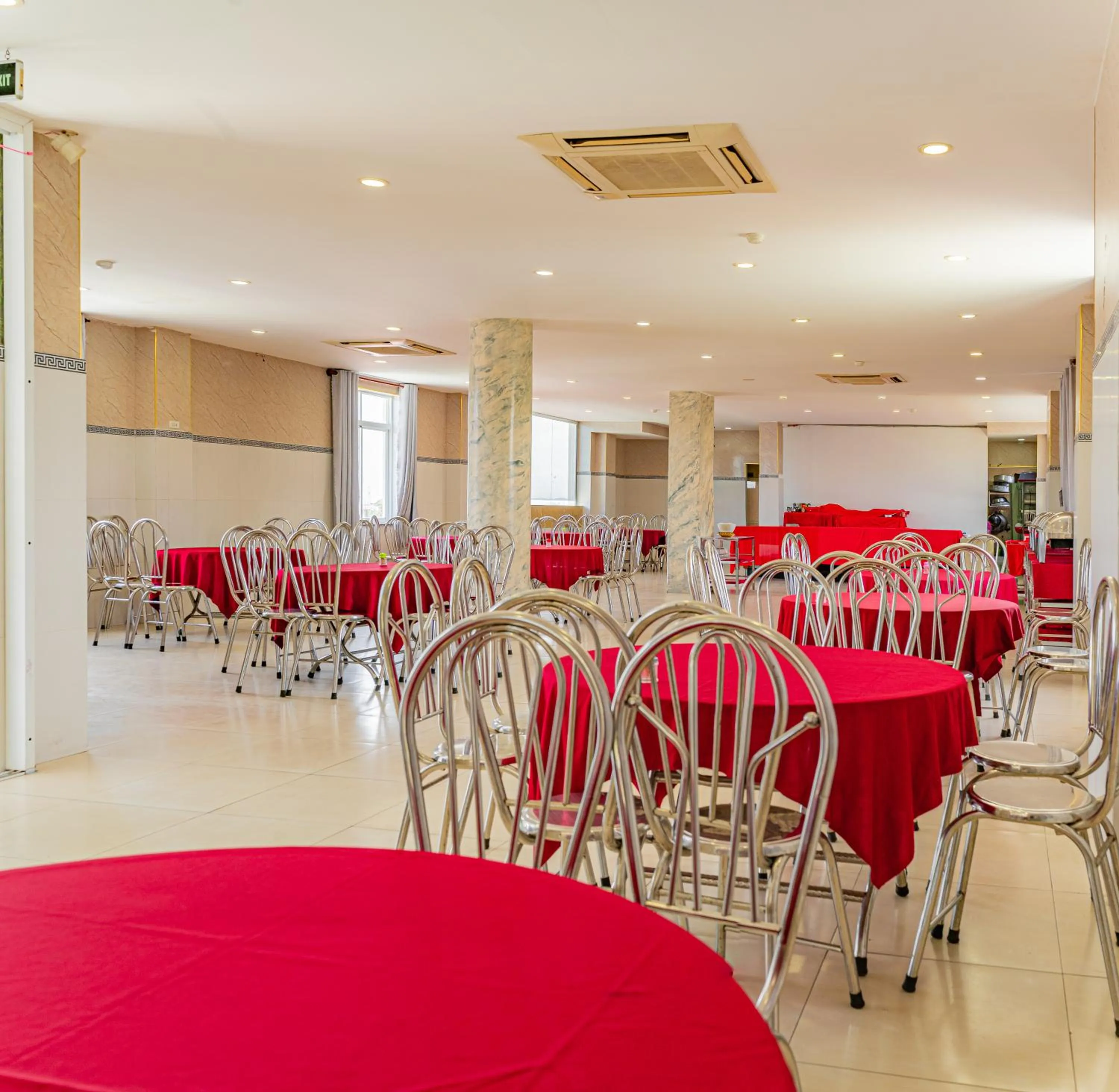 Restaurant/places to eat in Thi Long Phụng Hotel