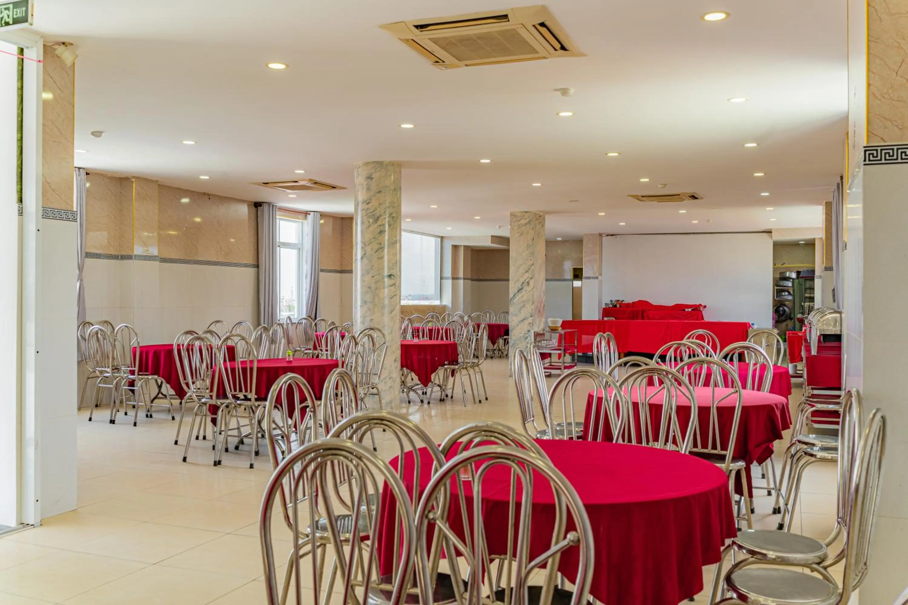 Restaurant/places to eat in Thi Long Phụng Hotel