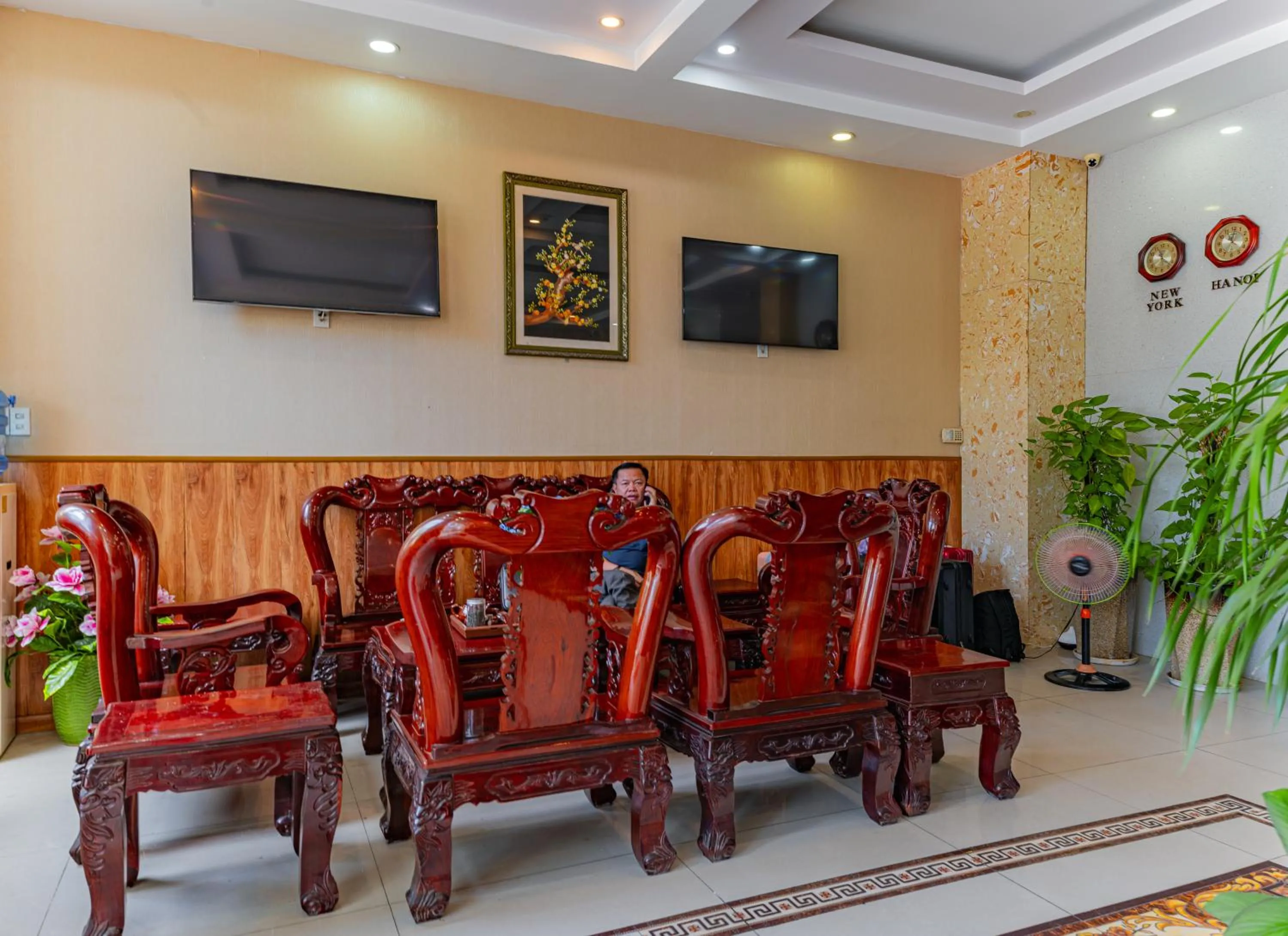Communal lounge/ TV room in Thi Long Phụng Hotel