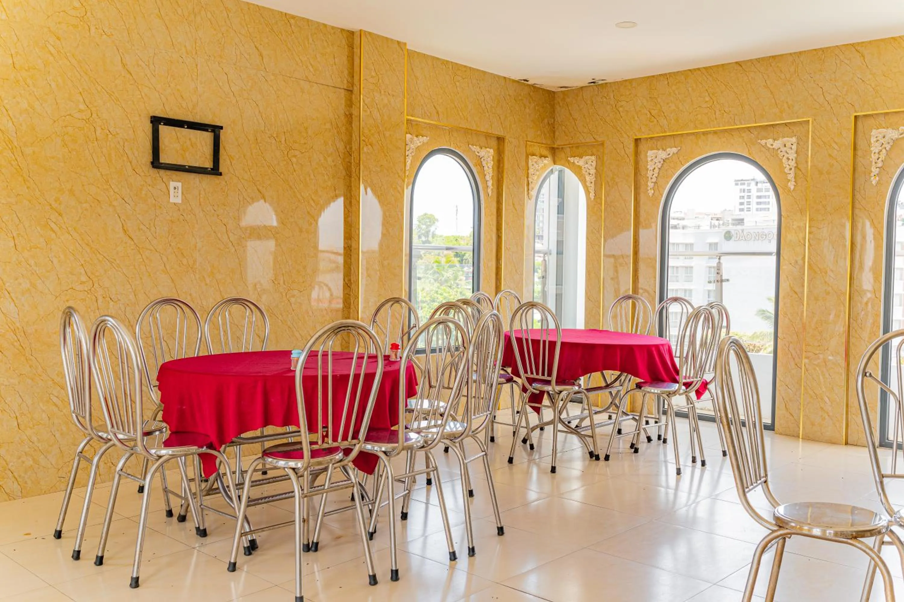 Seating area in Thi Long Phụng Hotel