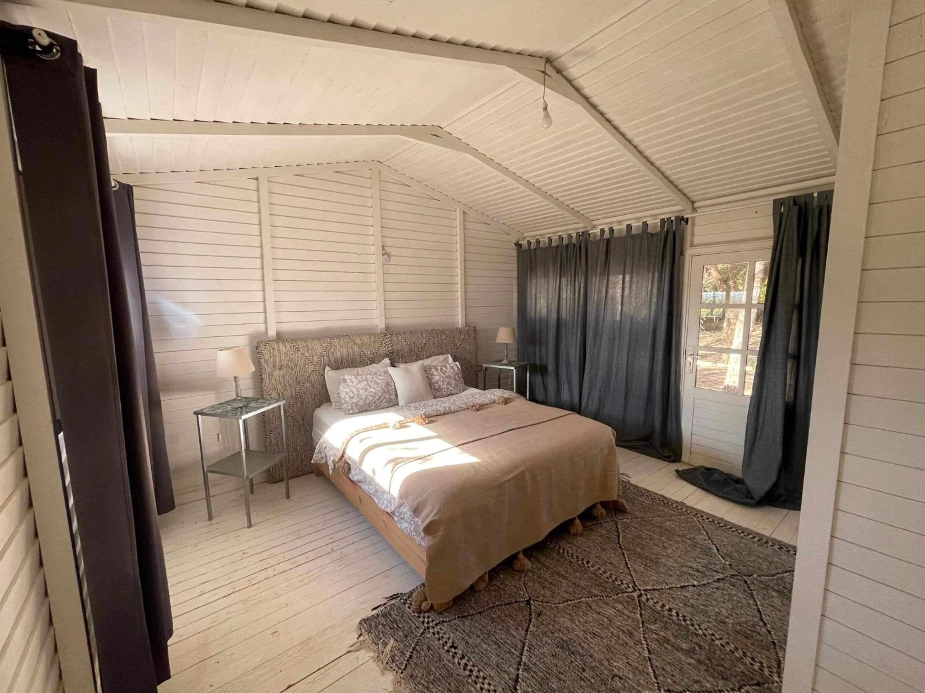 Bed in La Vie En Rose - Horses & Dogs House