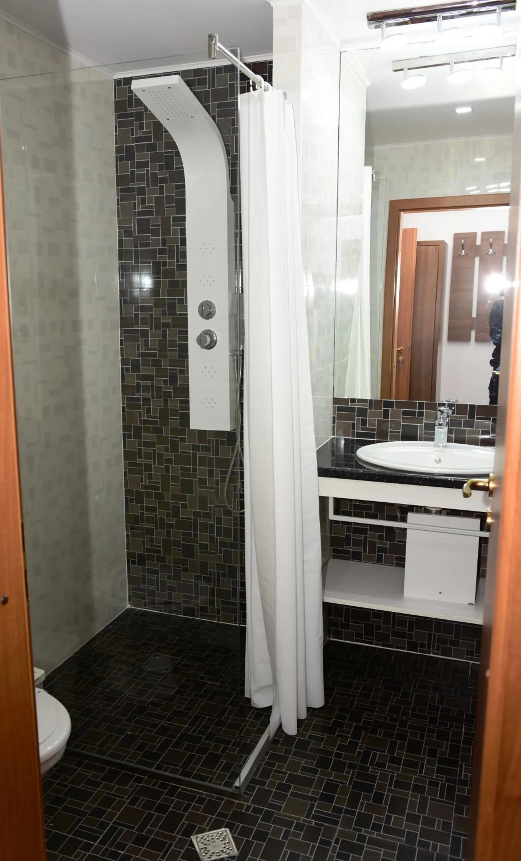 Bathroom in Hostel Orhideea