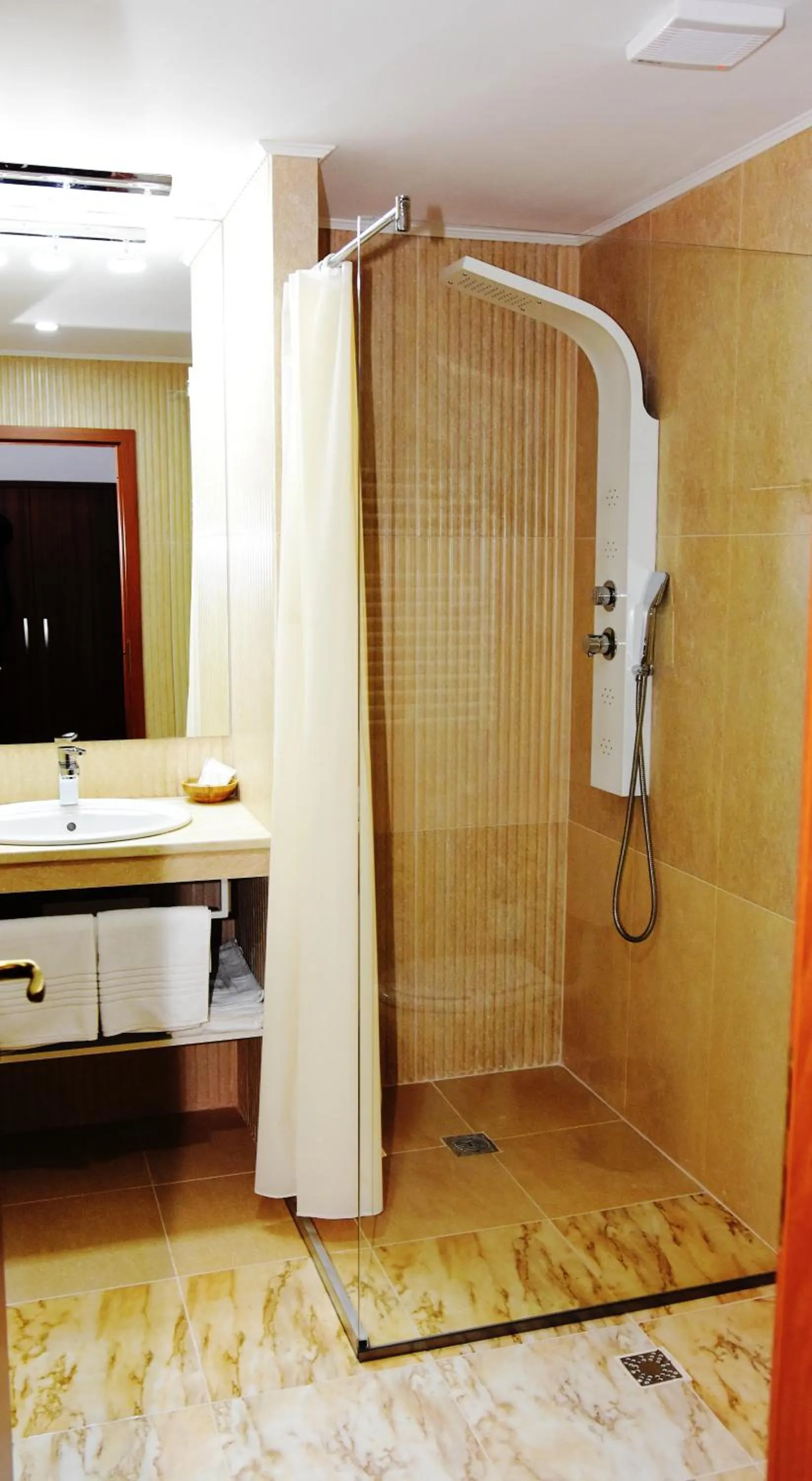 Bathroom in Hostel Orhideea