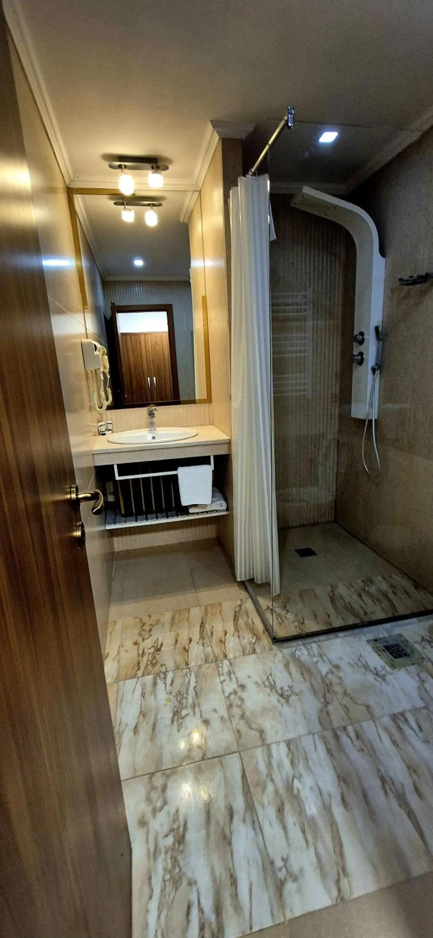 Bathroom in Hostel Orhideea