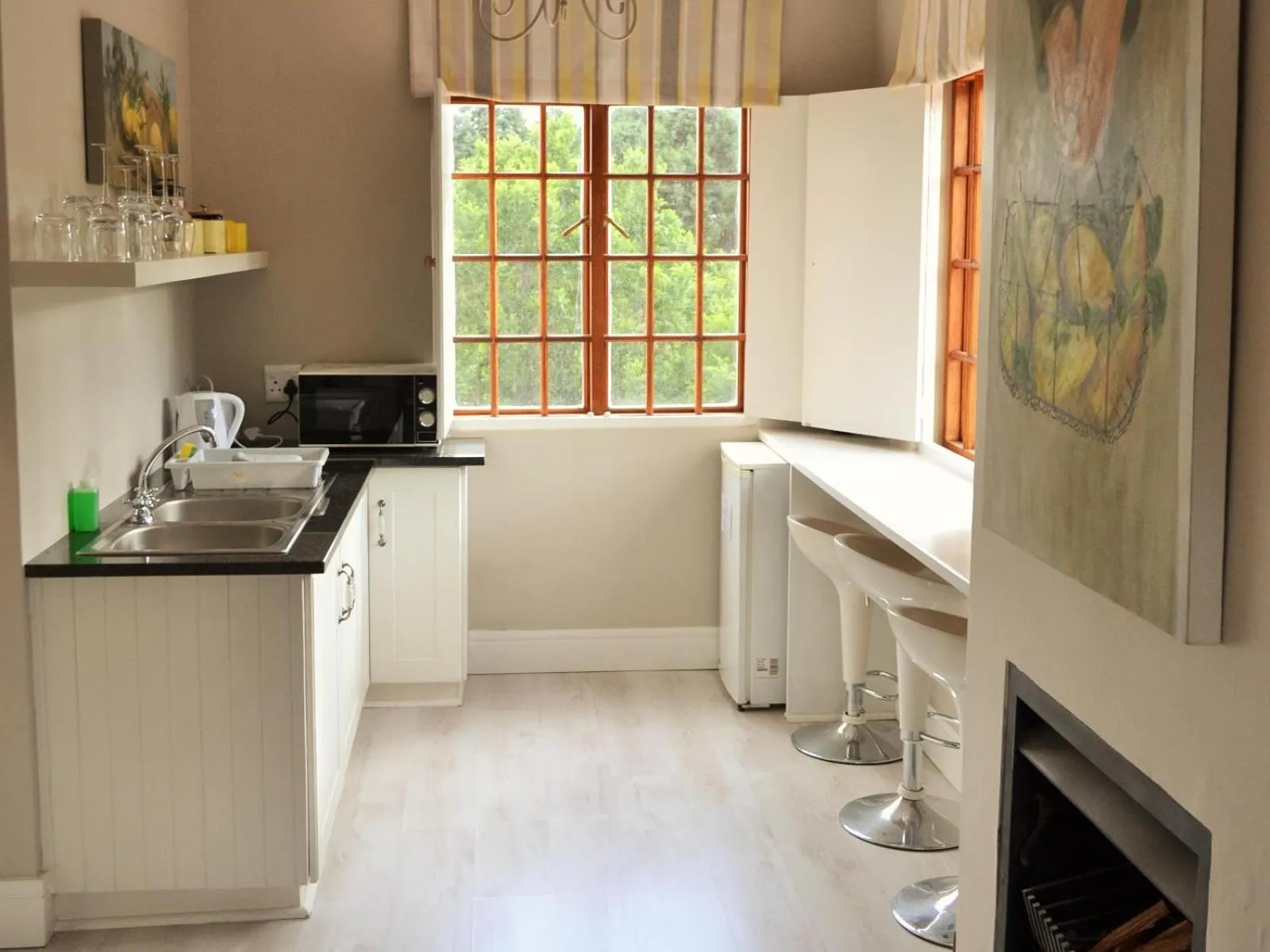 Kitchen or kitchenette in By The Way Guesthouse