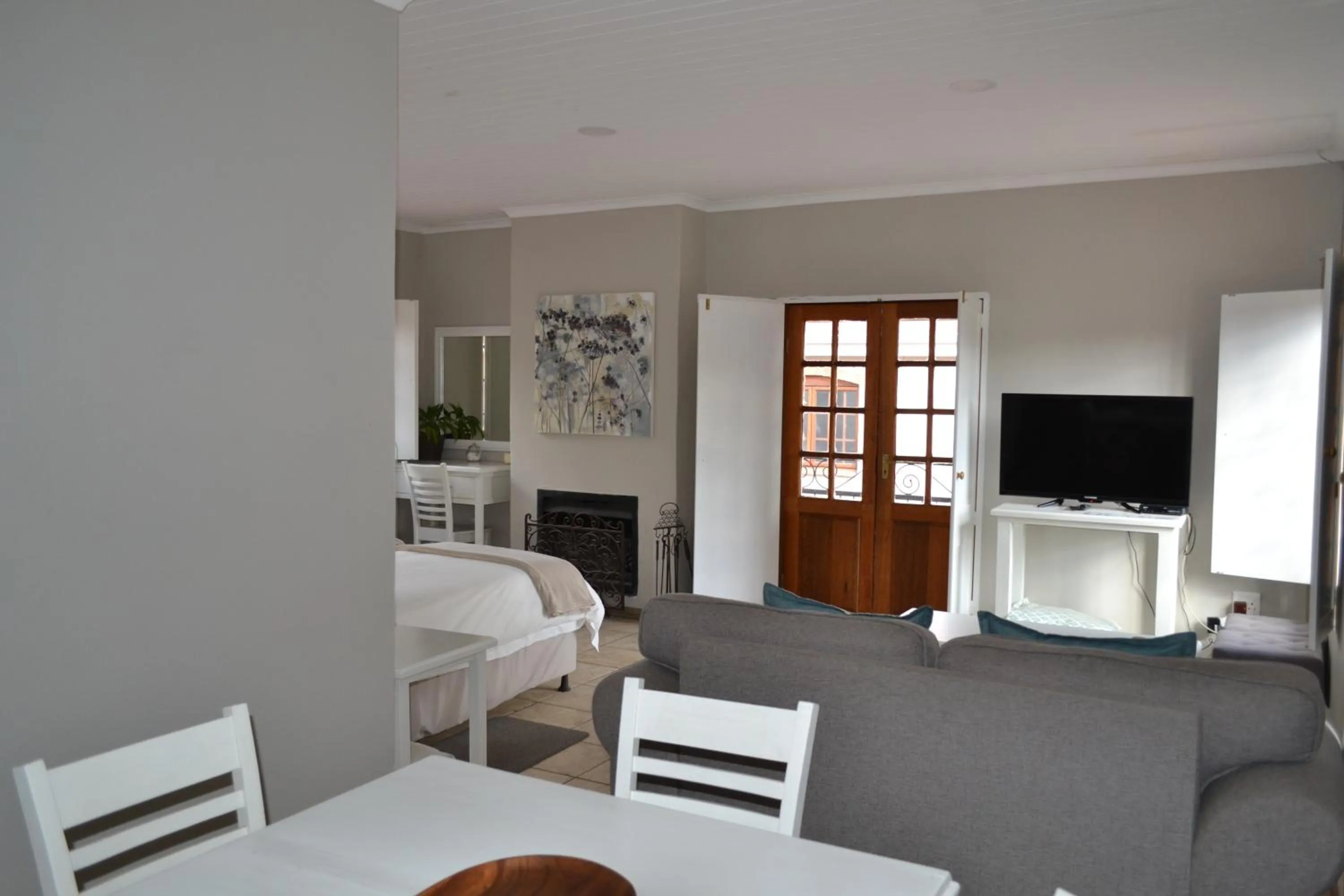 Communal lounge/ TV room in By The Way Guesthouse