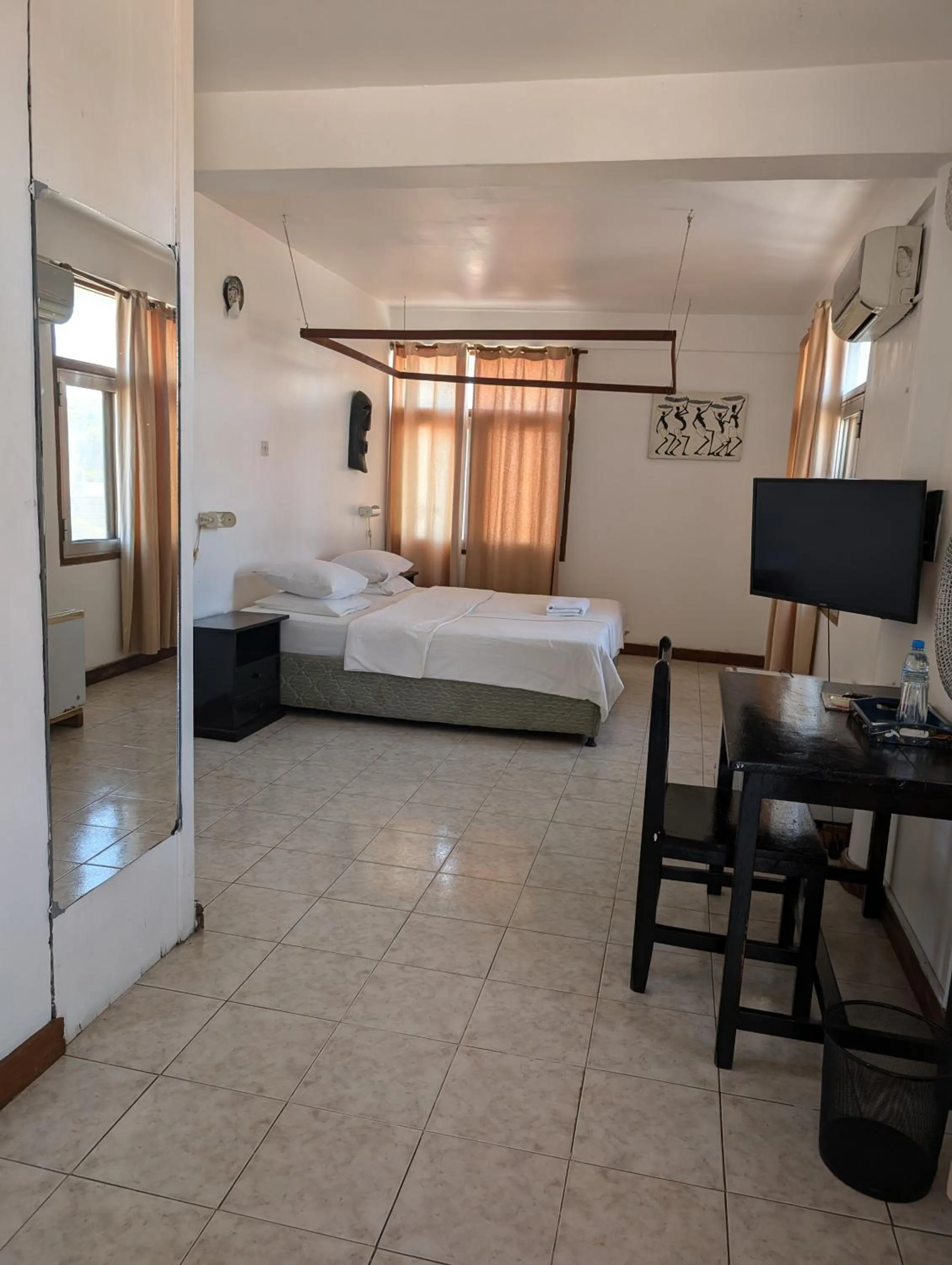 Photo of the whole room, Bed in Q-Bar & Guesthouse