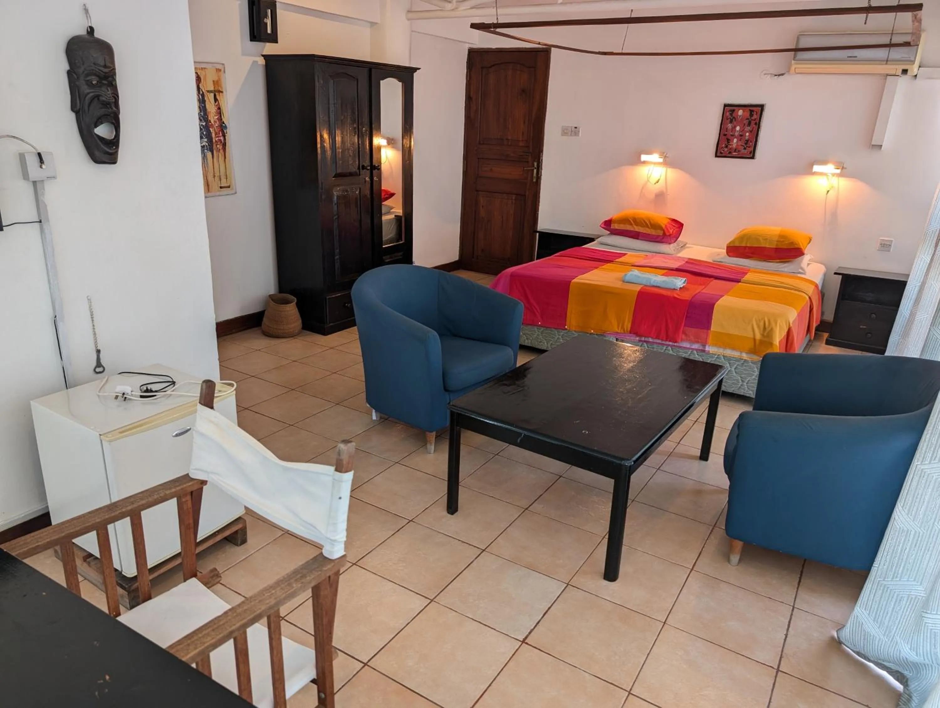 Seating area, Bed in Q-Bar & Guesthouse