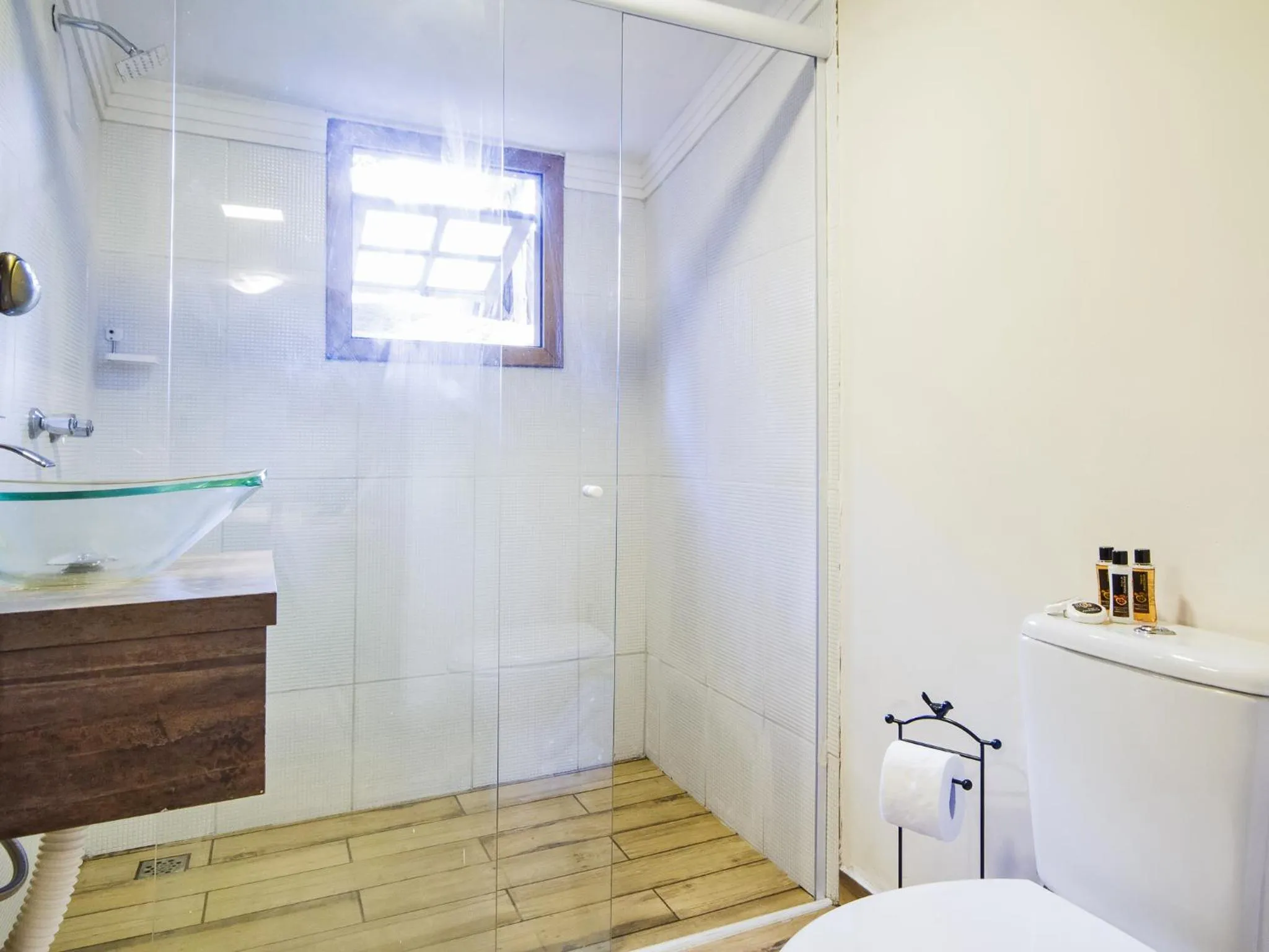 Shower in Villa Vintage Campos - Piscina e opções de suites com hidromassagem