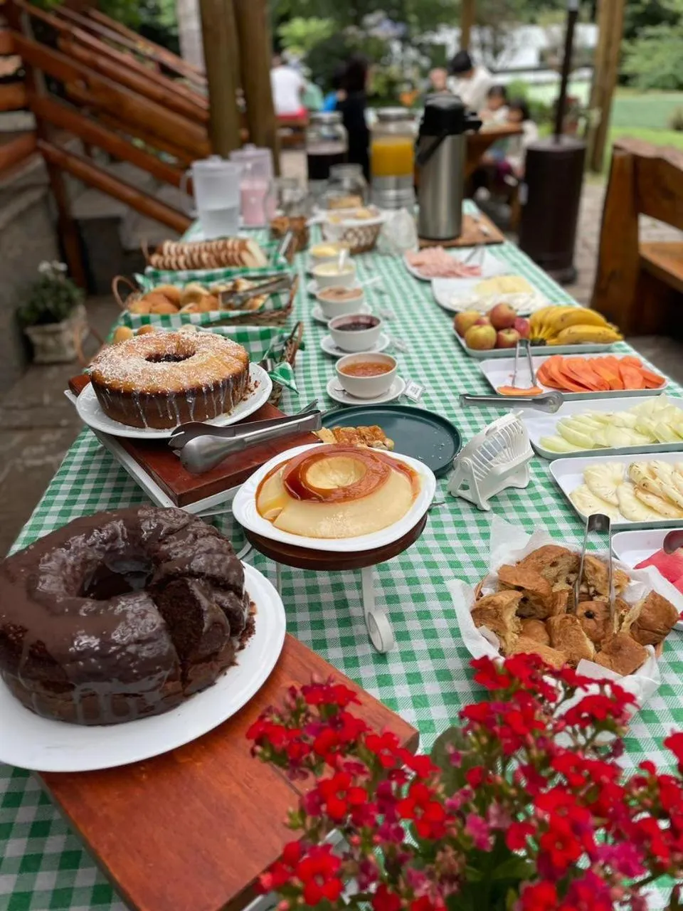 Asian breakfast in Villa Vintage Campos - Piscina e opções de suites com hidromassagem