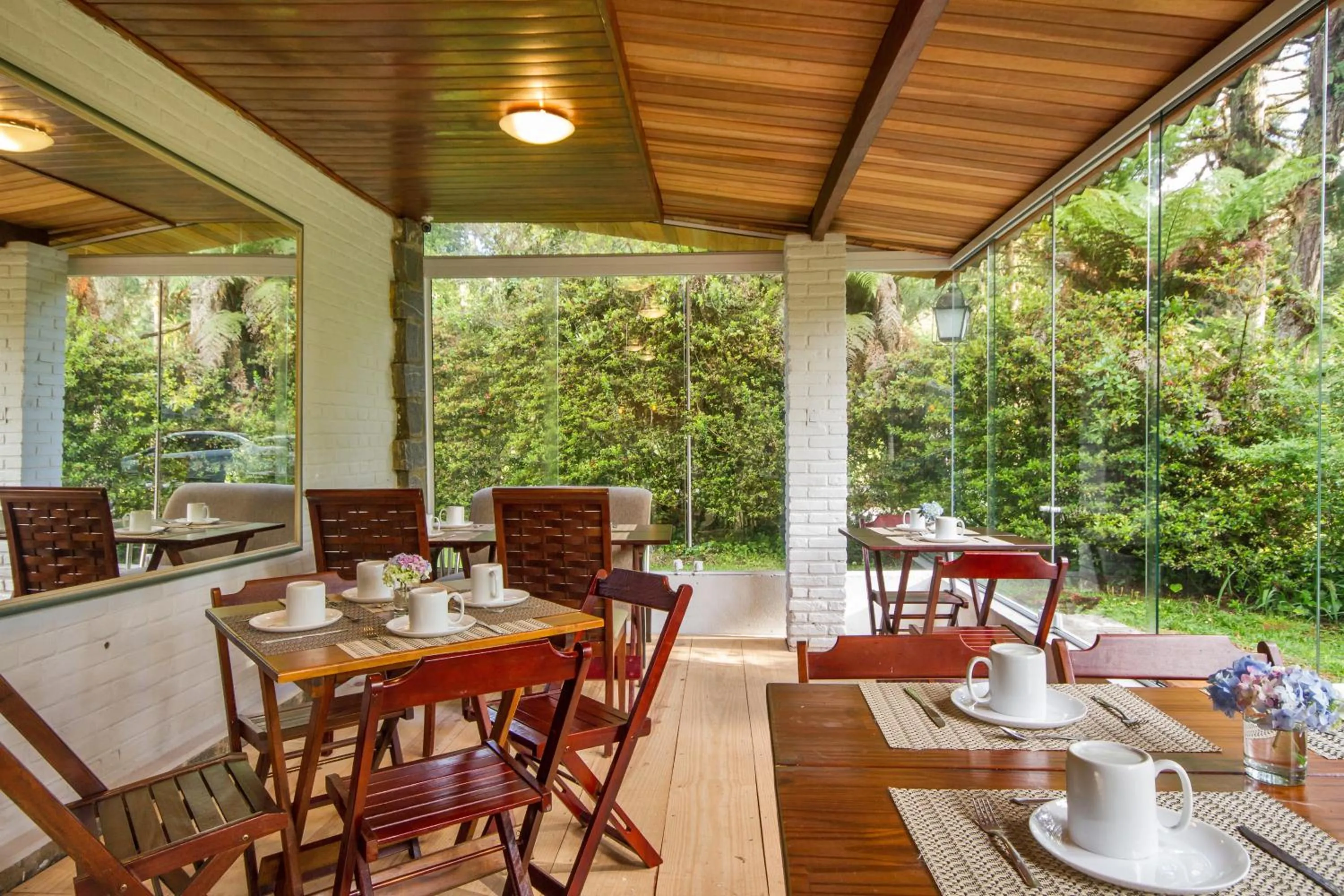 Communal lounge/ TV room in Villa Vintage Campos - Piscina e opções de suites com hidromassagem