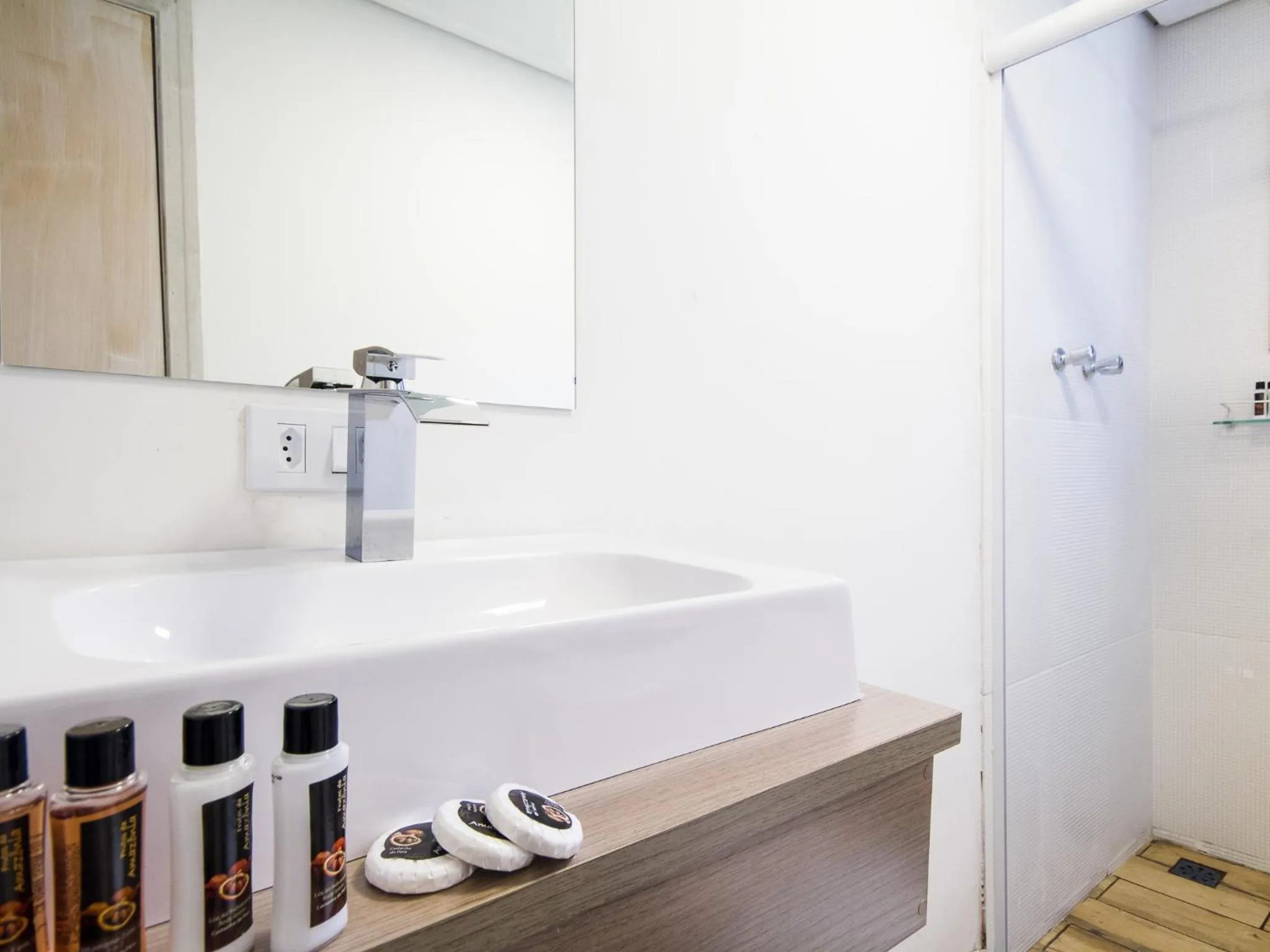 Shower in Villa Vintage Campos - Piscina e opções de suites com hidromassagem