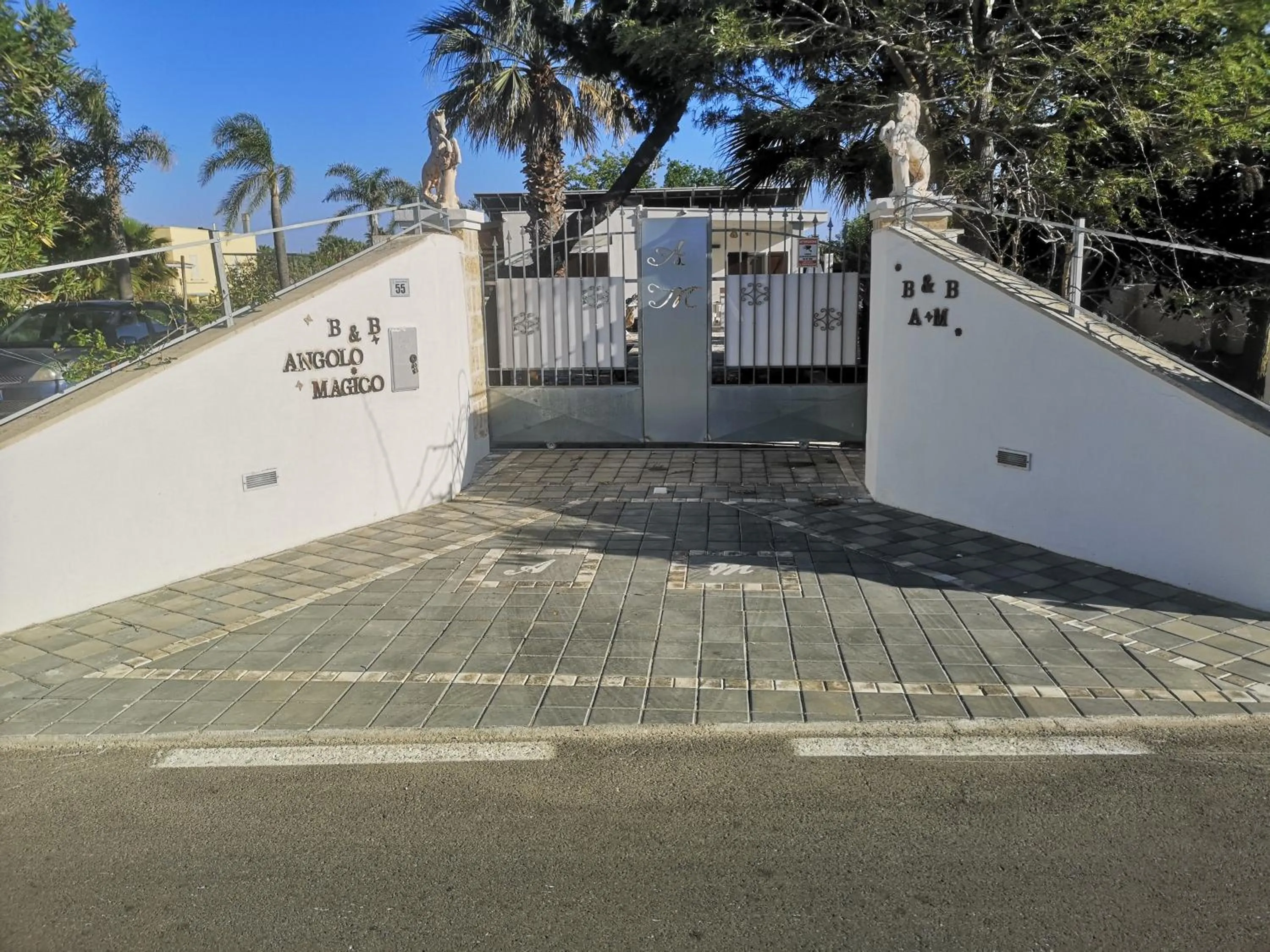 Facade/entrance in B&B Angolo Magico