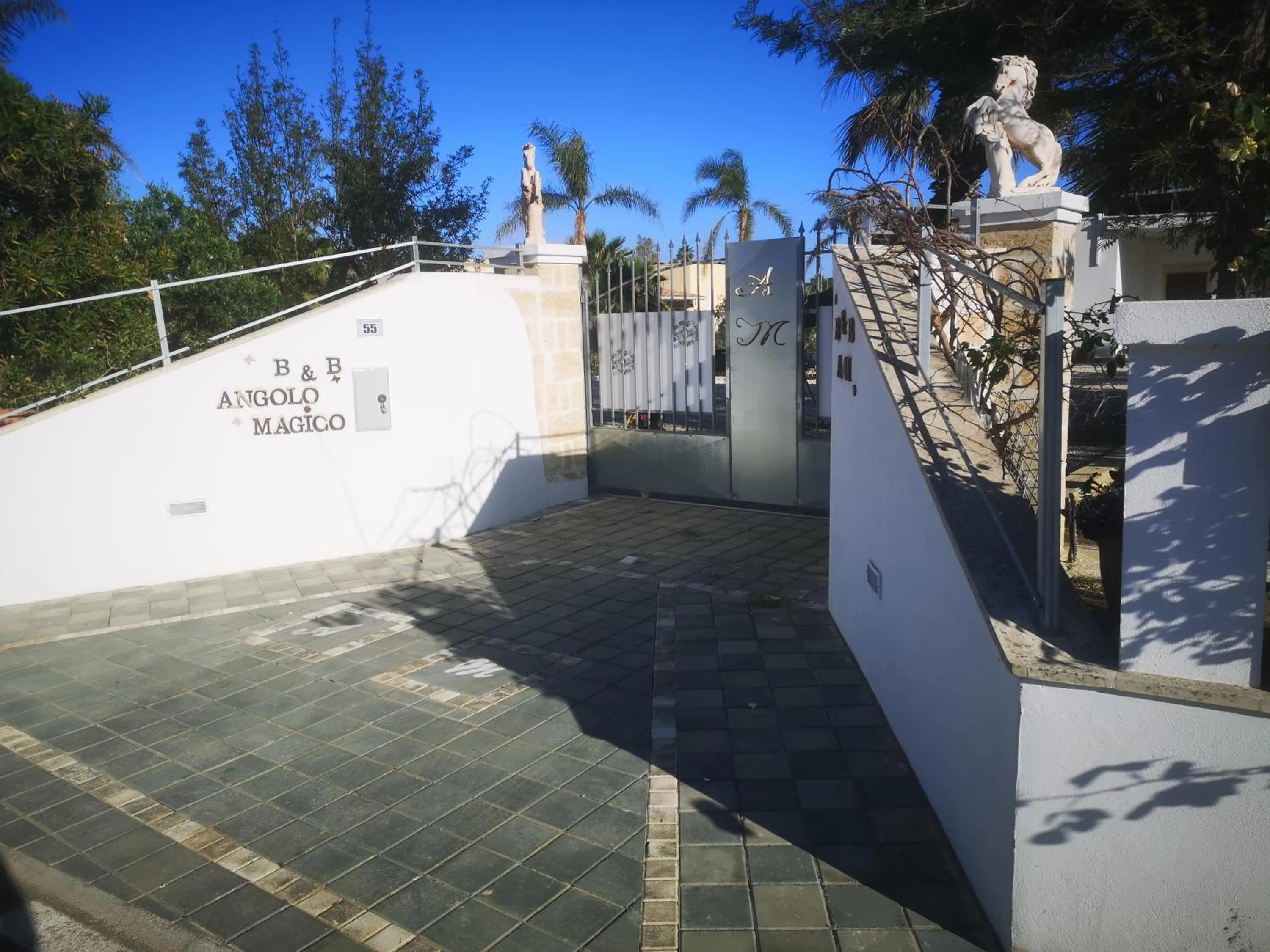 Facade/entrance in B&B Angolo Magico