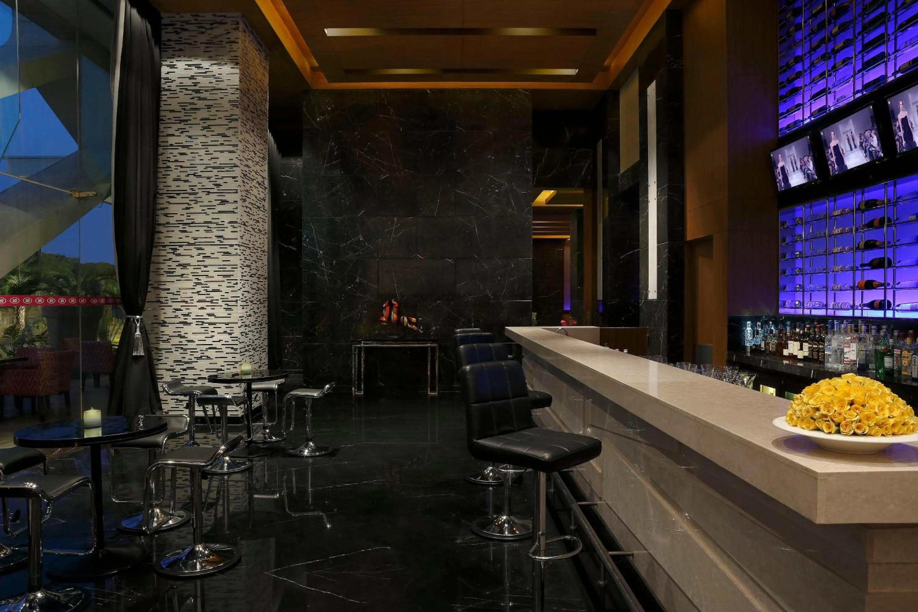 Lounge or bar in InterContinental Jaipur Tonk Road by IHG
