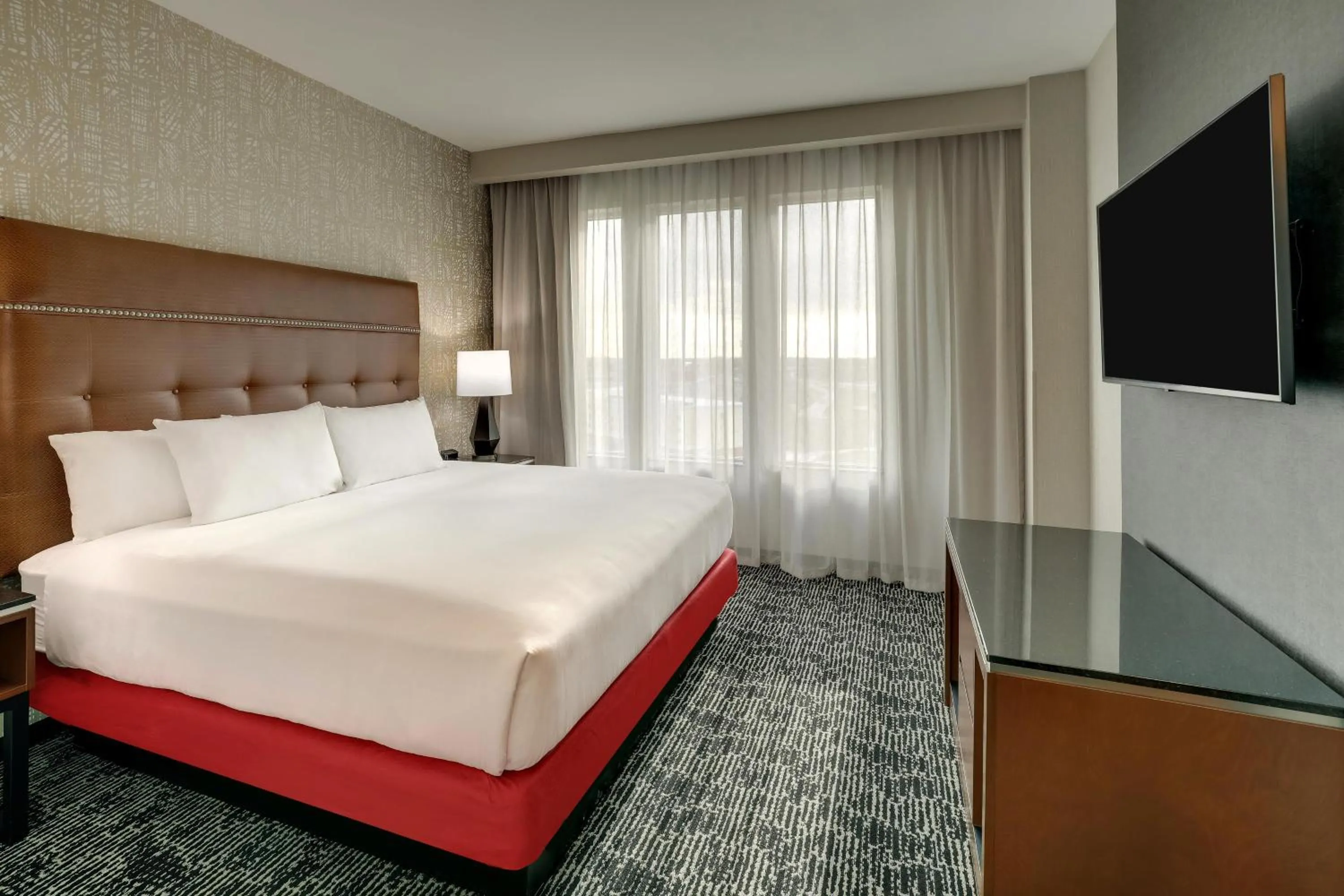 Bedroom, Bed in Drury Plaza Hotel Mobile