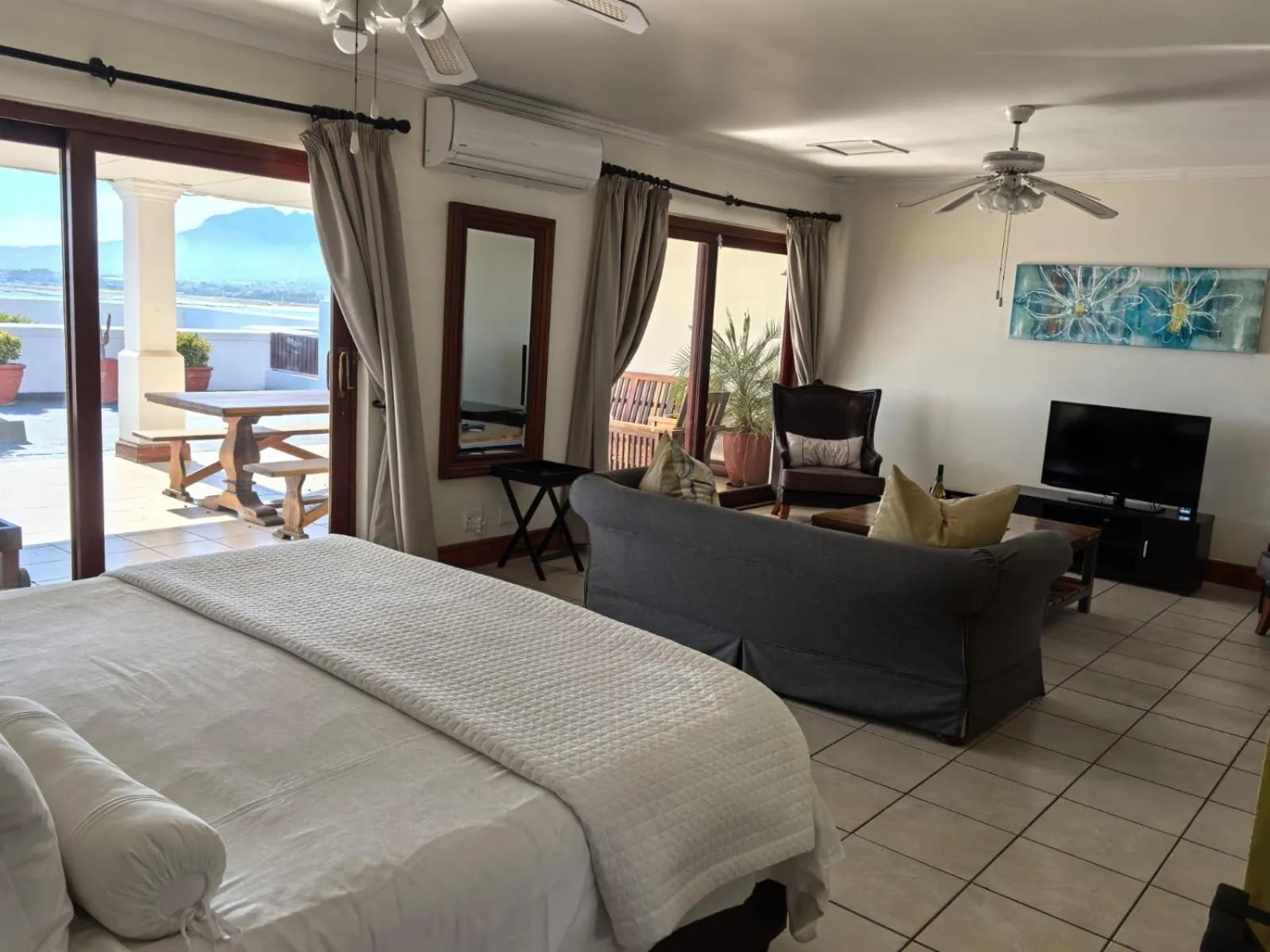 Communal lounge/ TV room, Bed in Berg en Zee Guesthouse