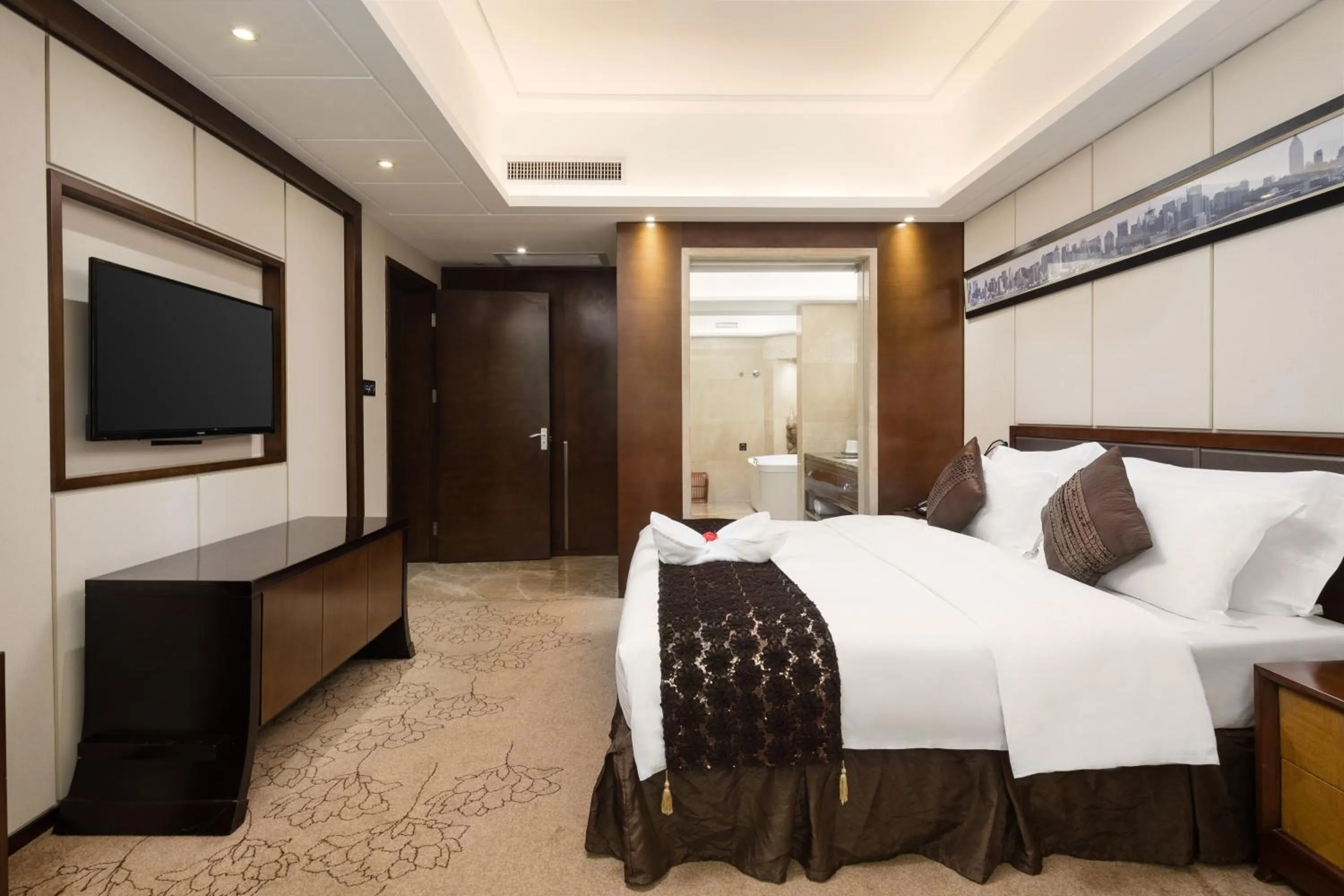 Bedroom, Bed in Maoming International Hotel