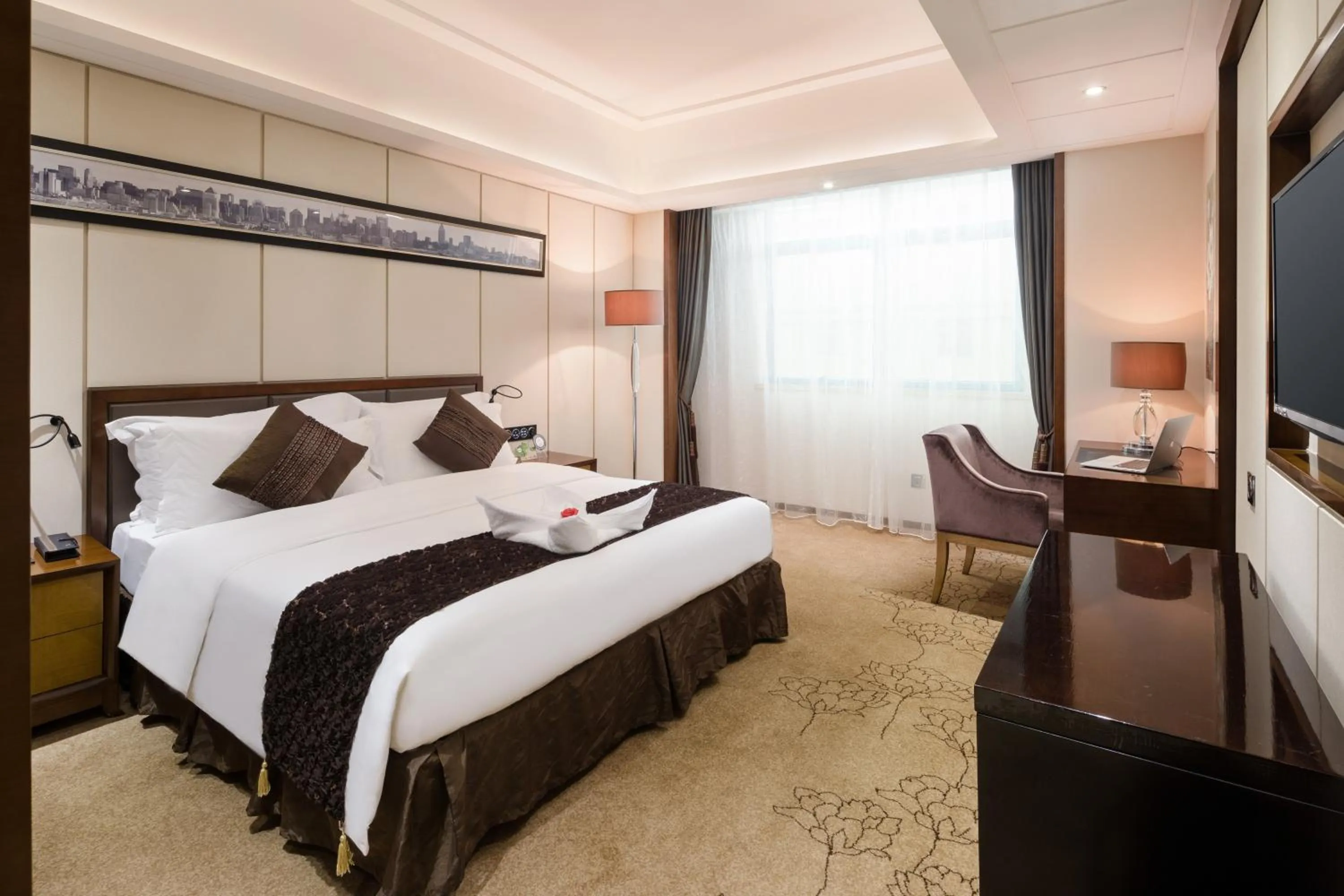 Bedroom, Bed in Maoming International Hotel