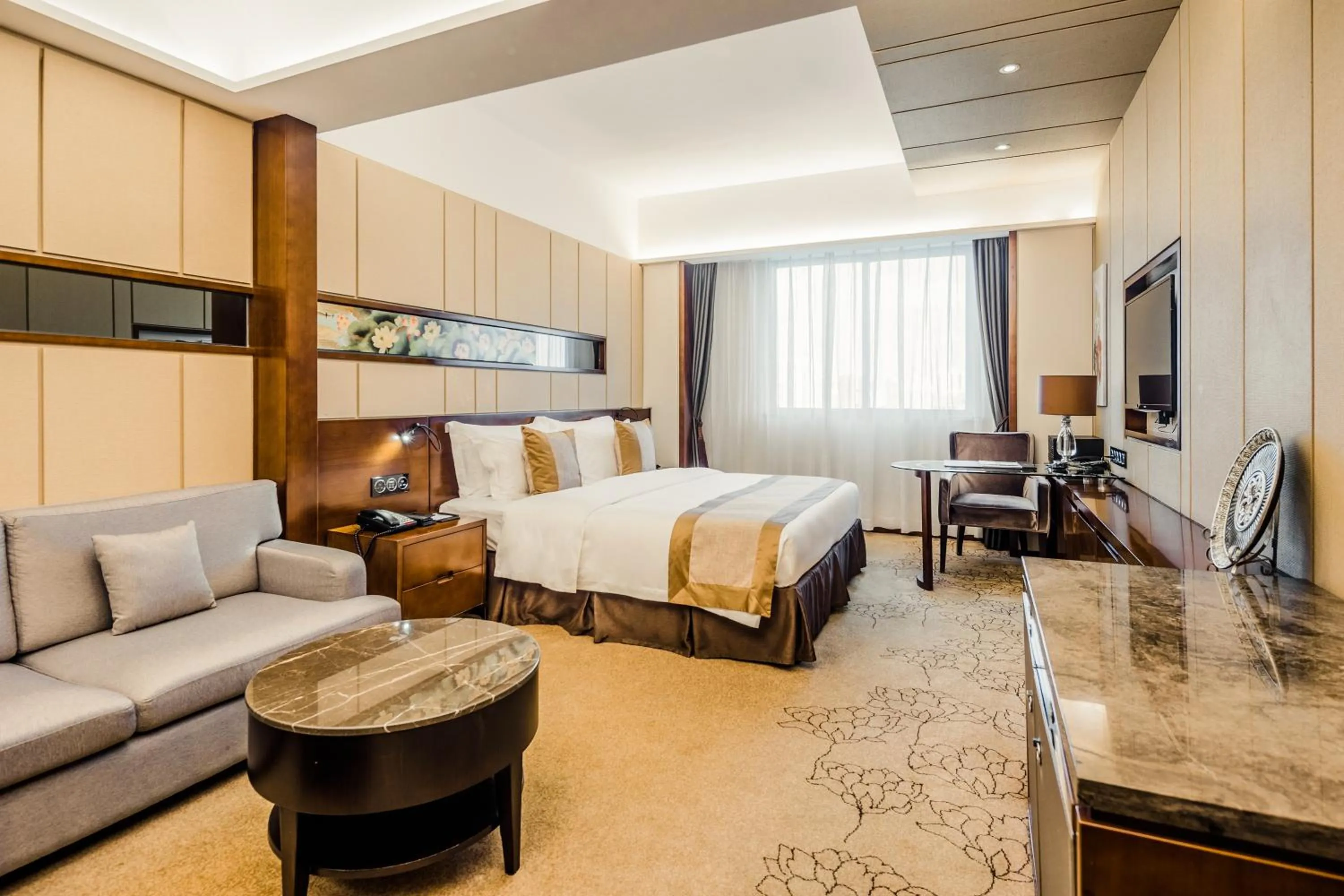 Bedroom, Bed in Maoming International Hotel