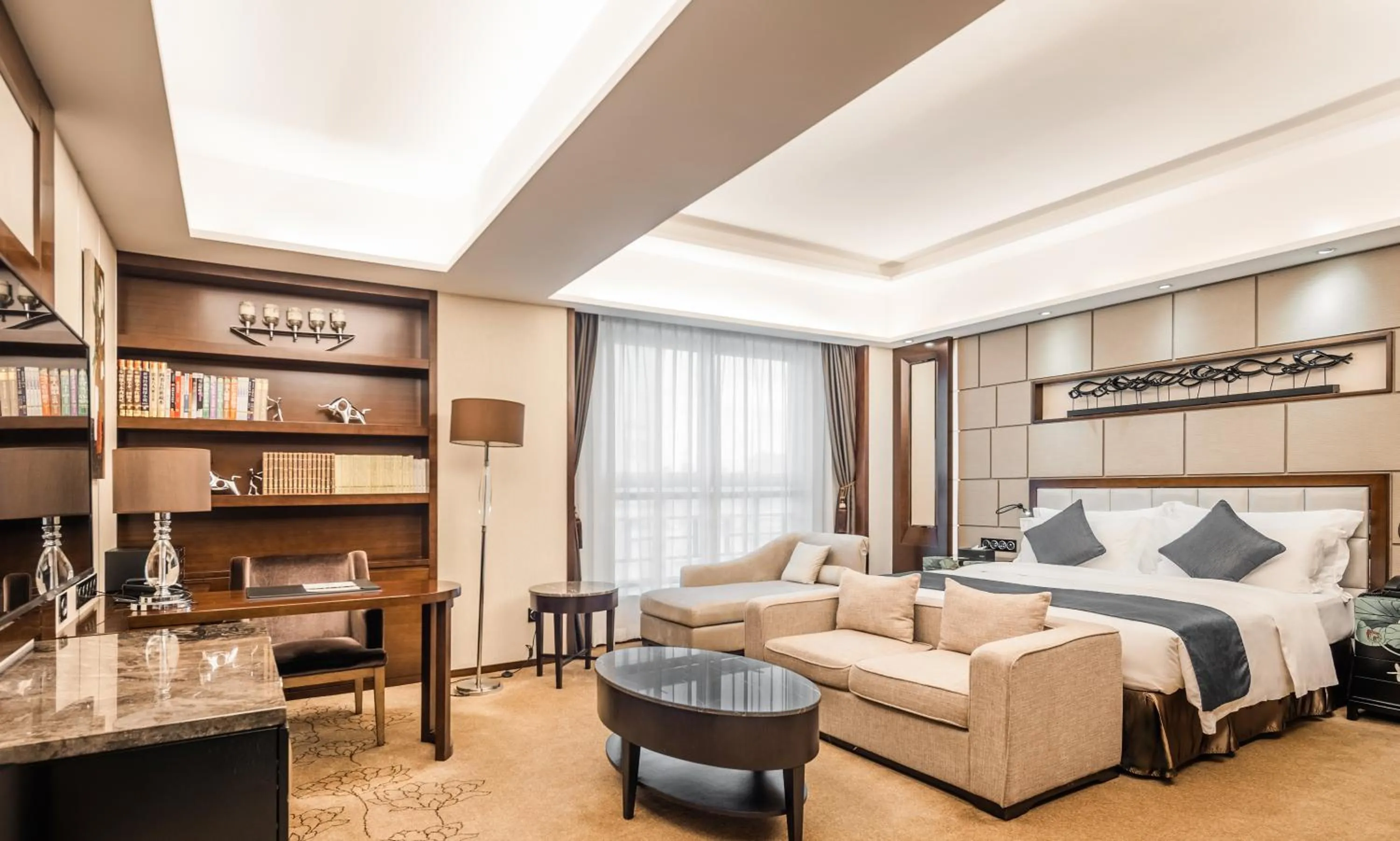 Bedroom, Bed in Maoming International Hotel