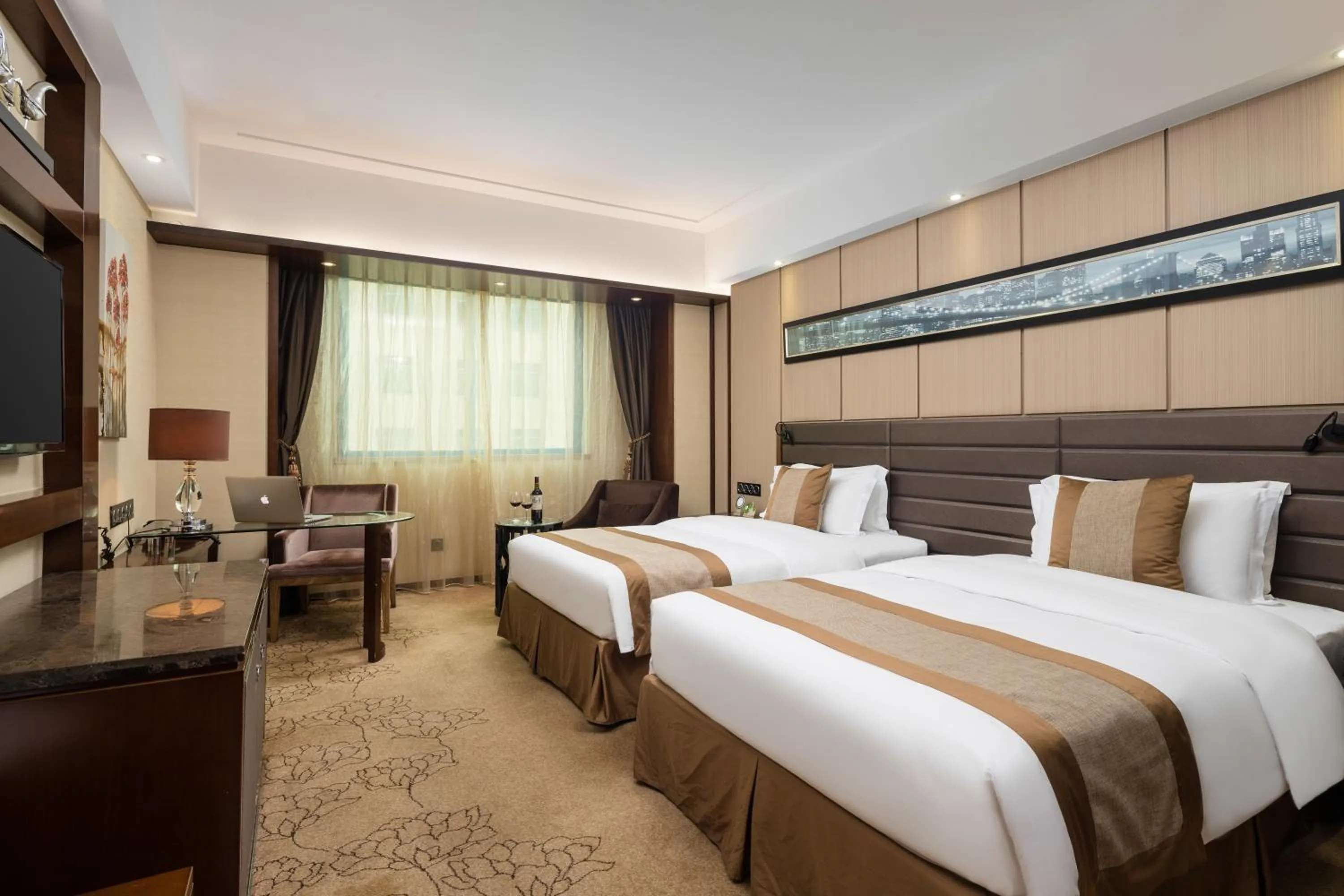 Bedroom, Bed in Maoming International Hotel