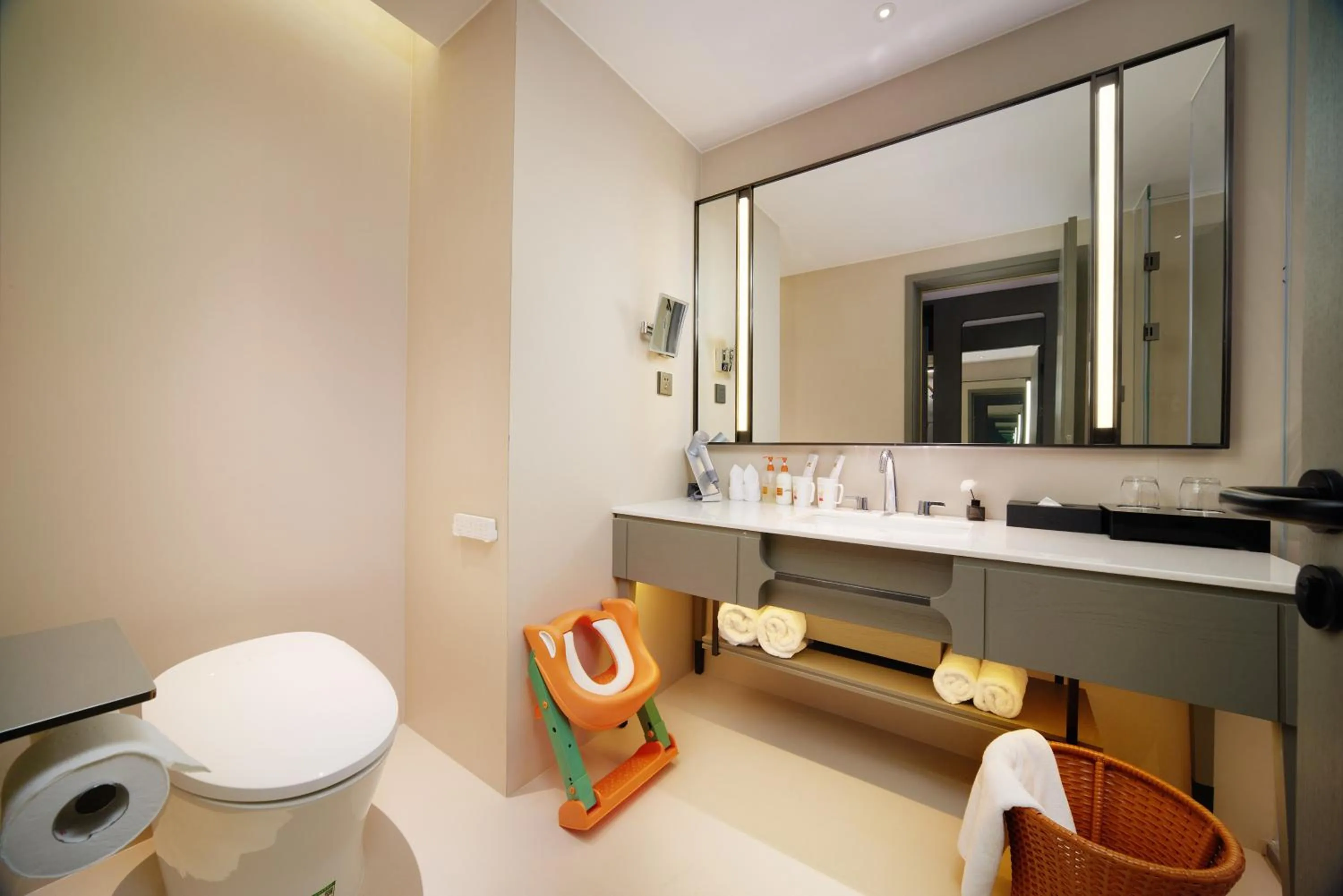 Toilet in Crowne Plaza Dujiangyan by IHG