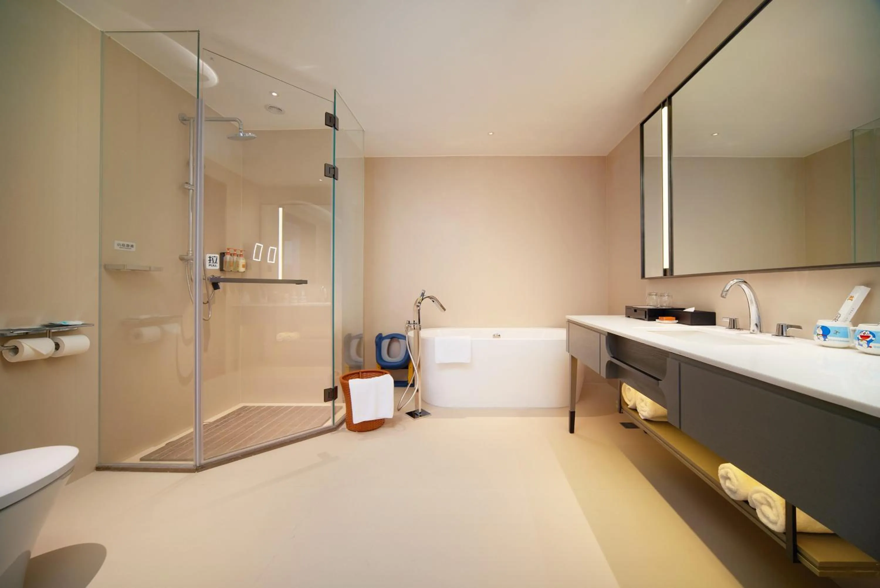 Toilet in Crowne Plaza Dujiangyan by IHG