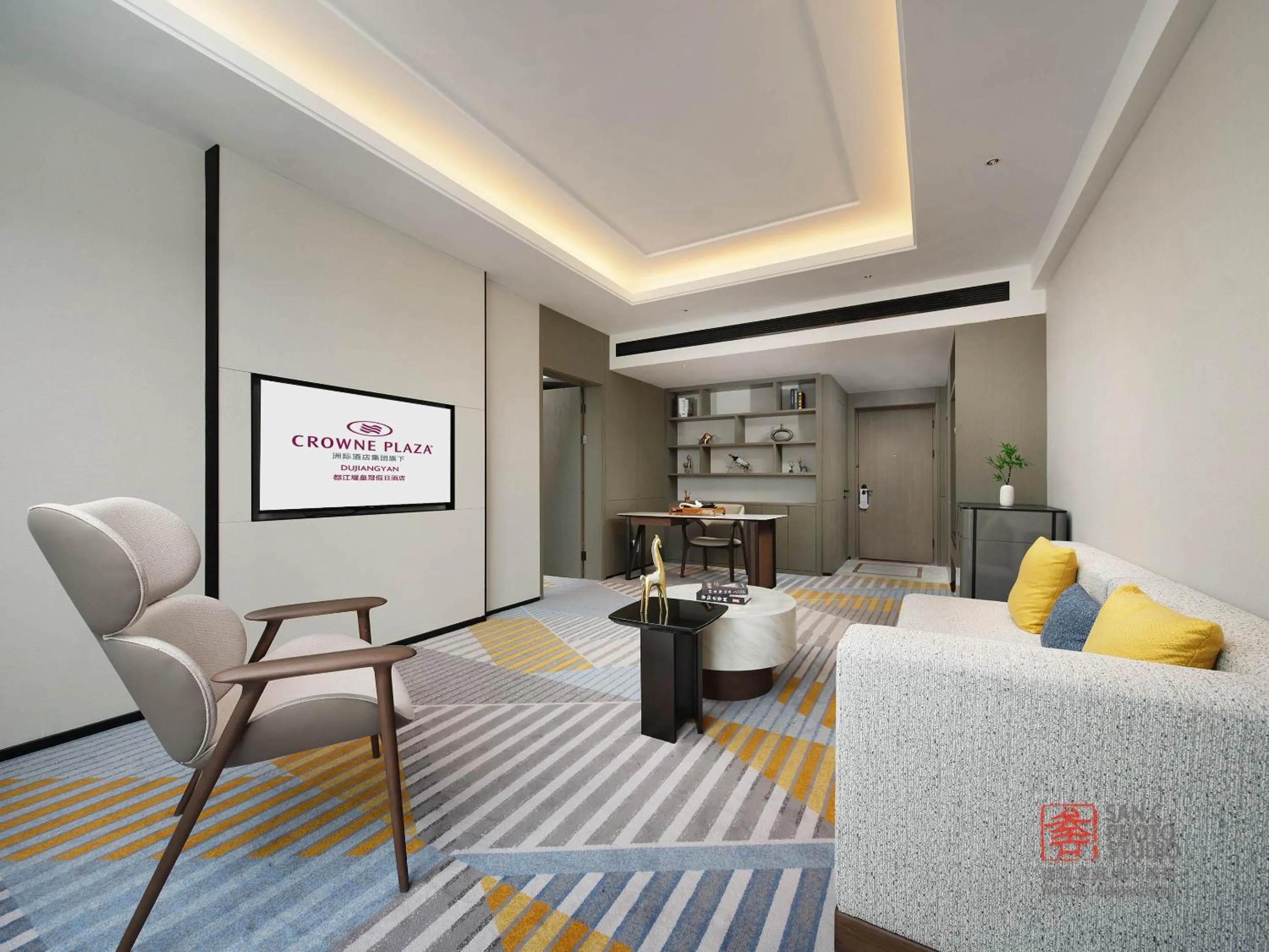 Living room in Crowne Plaza Dujiangyan by IHG