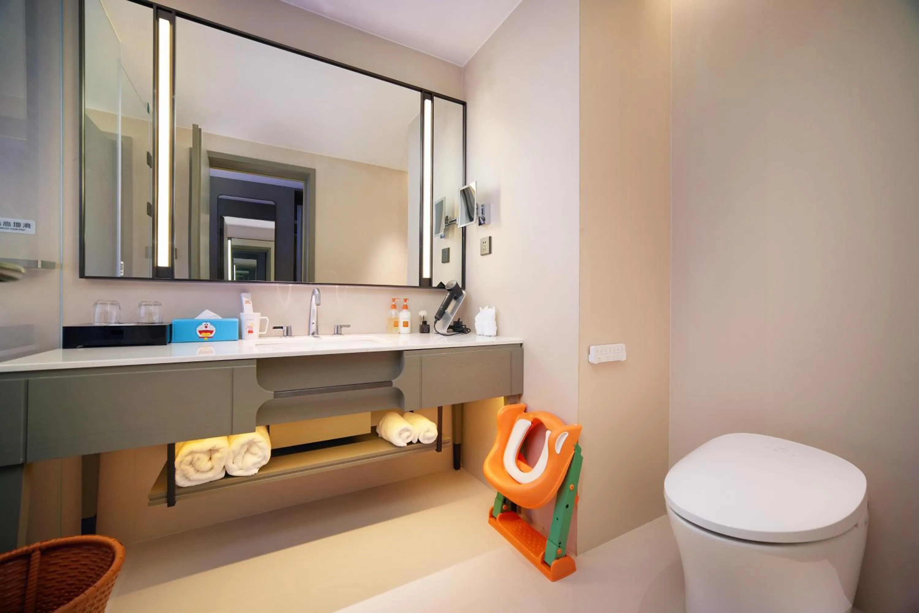 Toilet in Crowne Plaza Dujiangyan by IHG