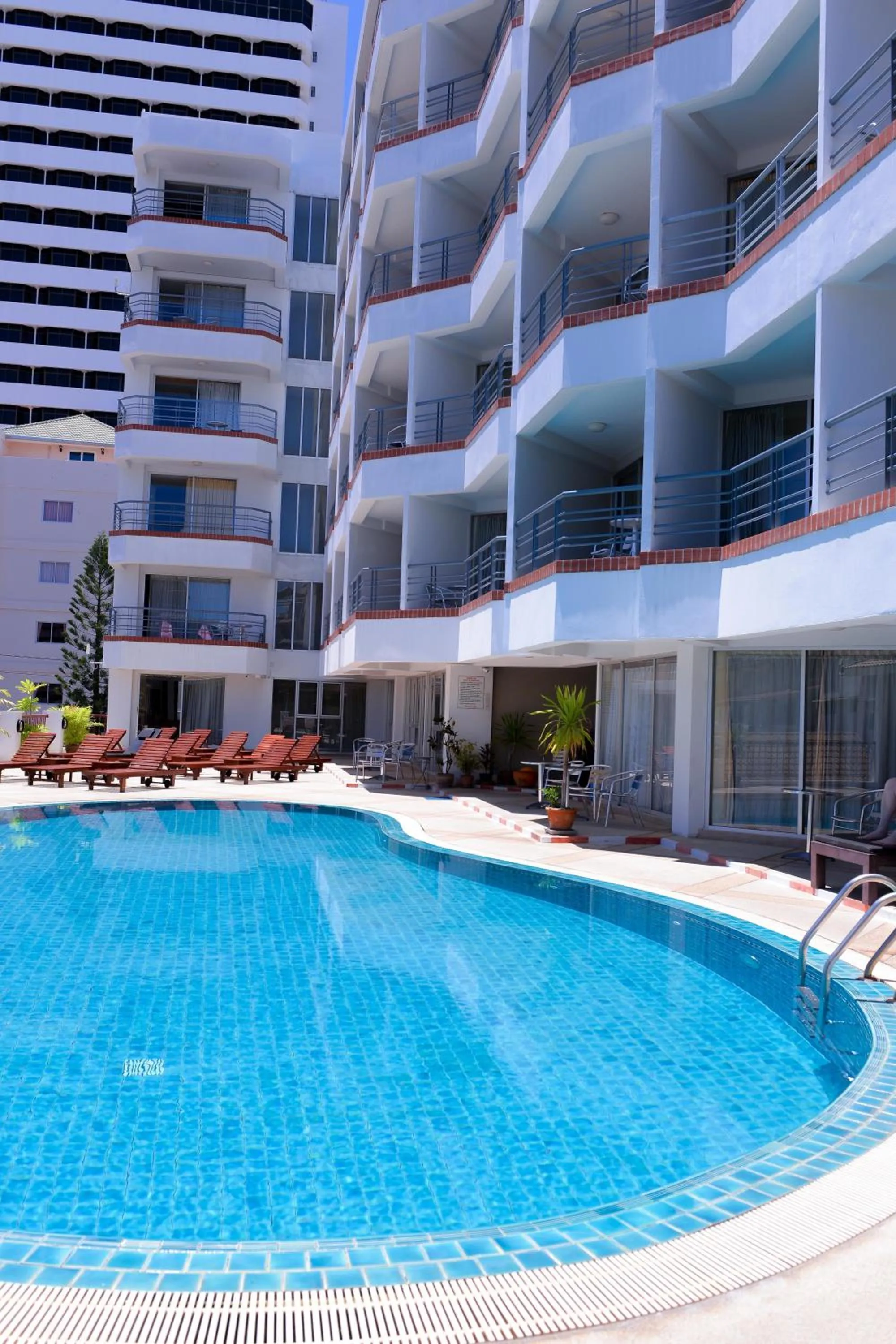 Swimming pool in Sandy Spring Hotel
