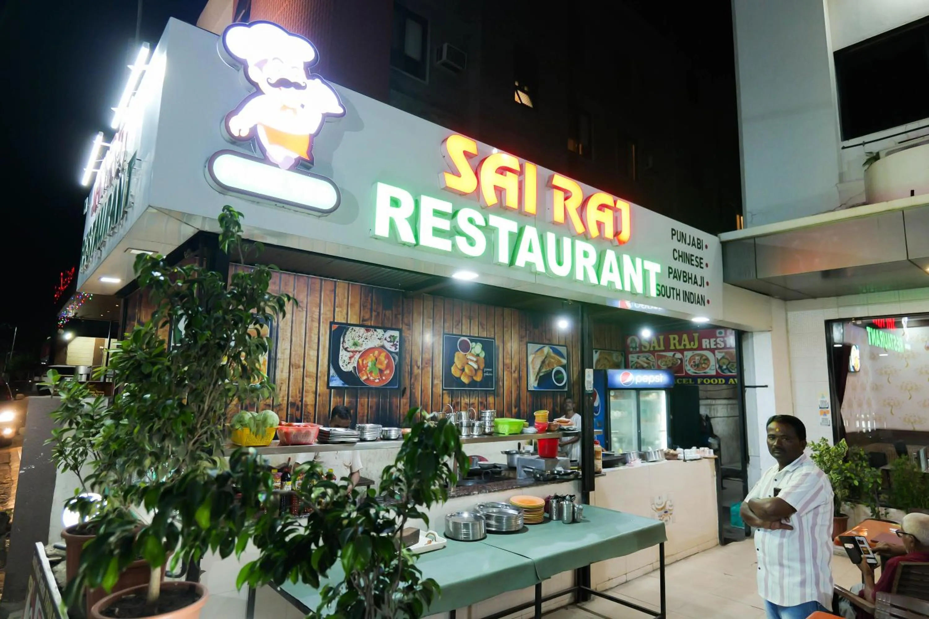 Restaurant/places to eat in Hotel Laxmi Palace