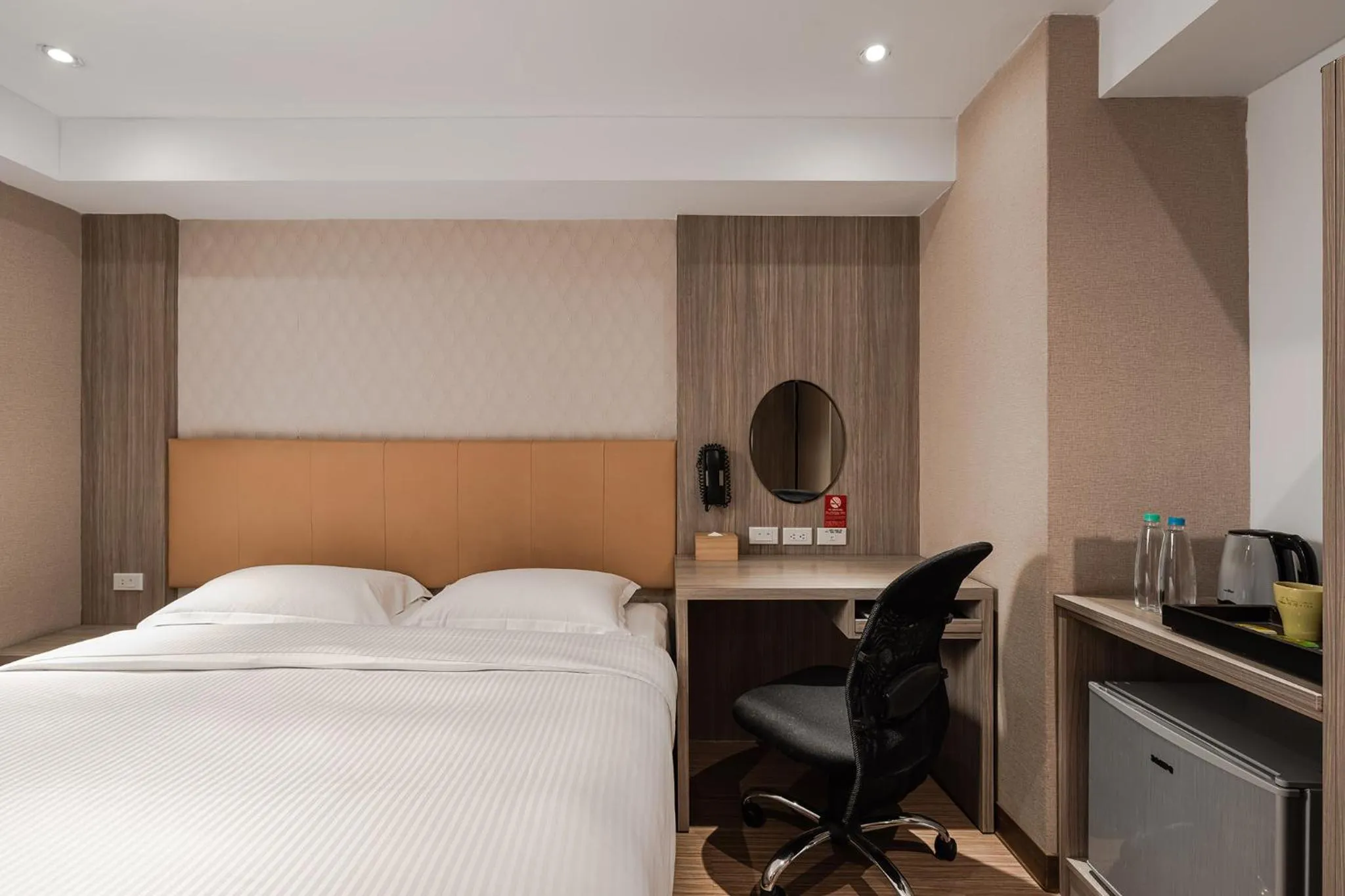 Bedroom, Bed in The Riverside Hotel International