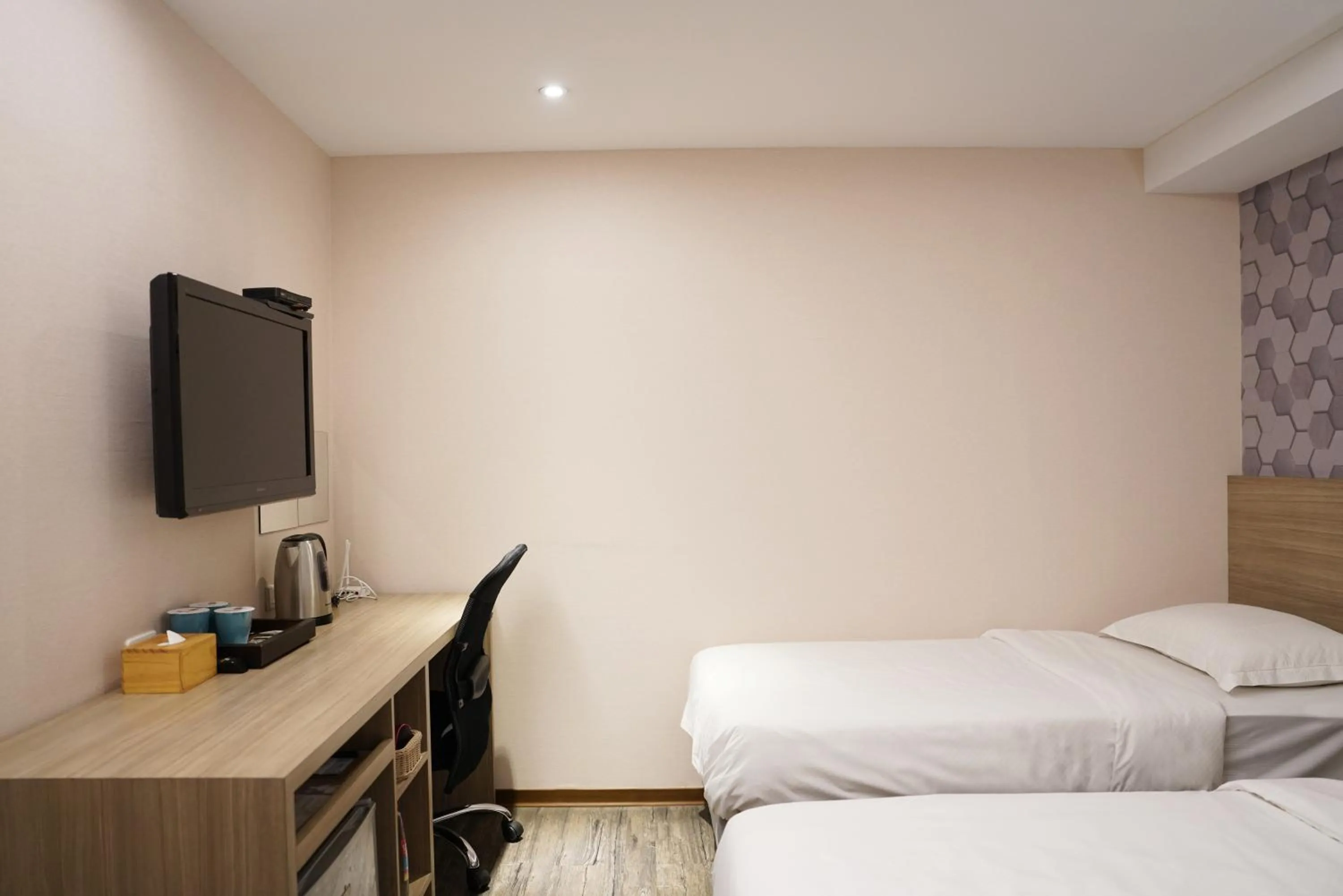 Bedroom, Bed in The Riverside Hotel International