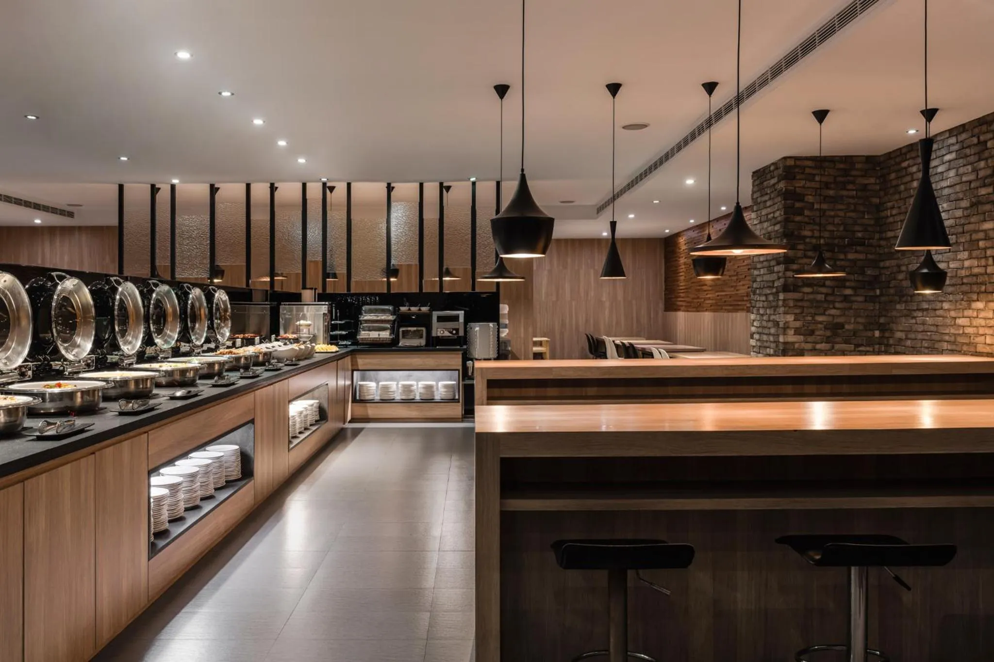 Restaurant/places to eat in The Riverside Hotel International