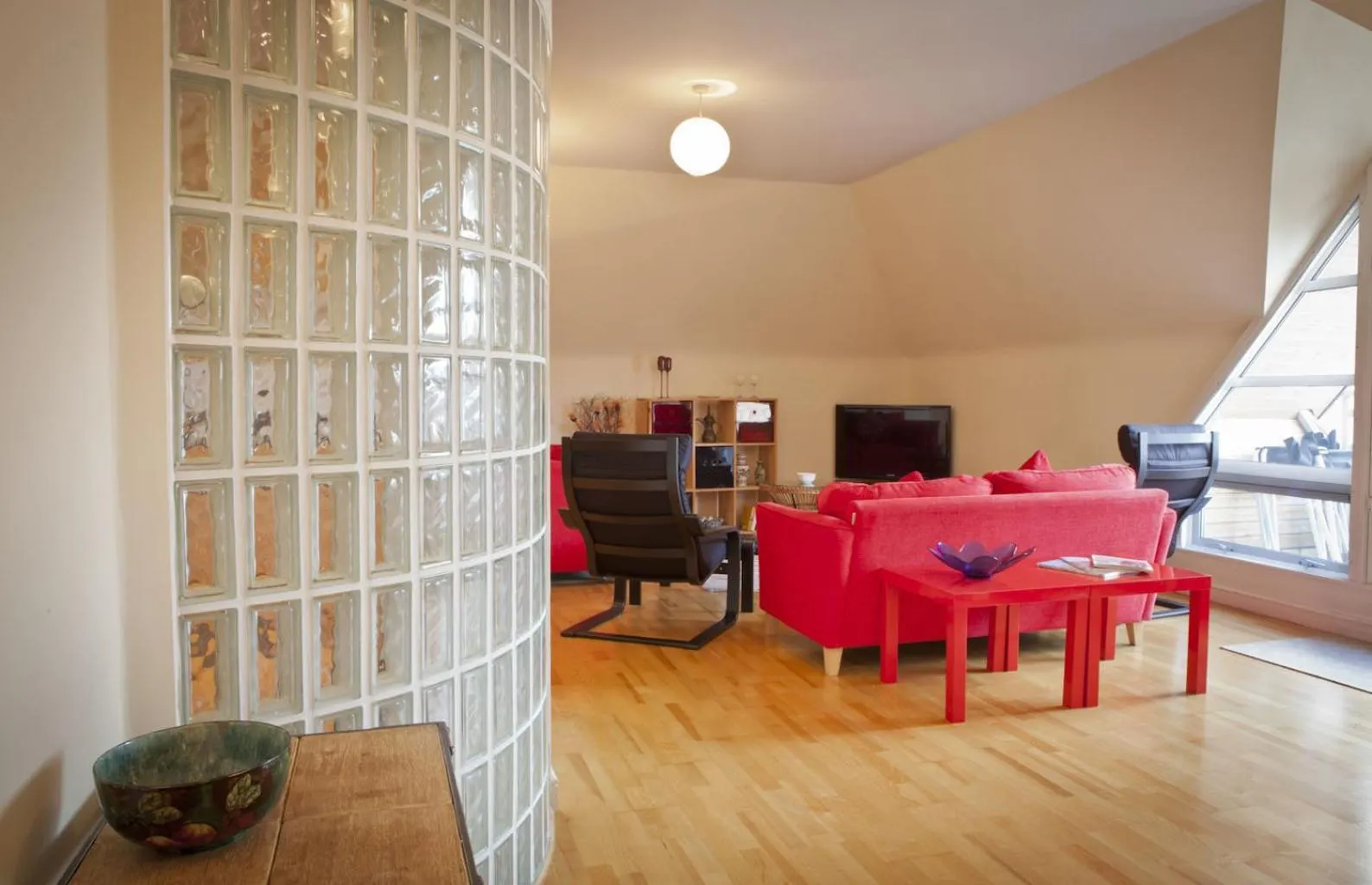 Communal lounge/ TV room in Toothbrush Apartments - Central Ipswich St Peters St