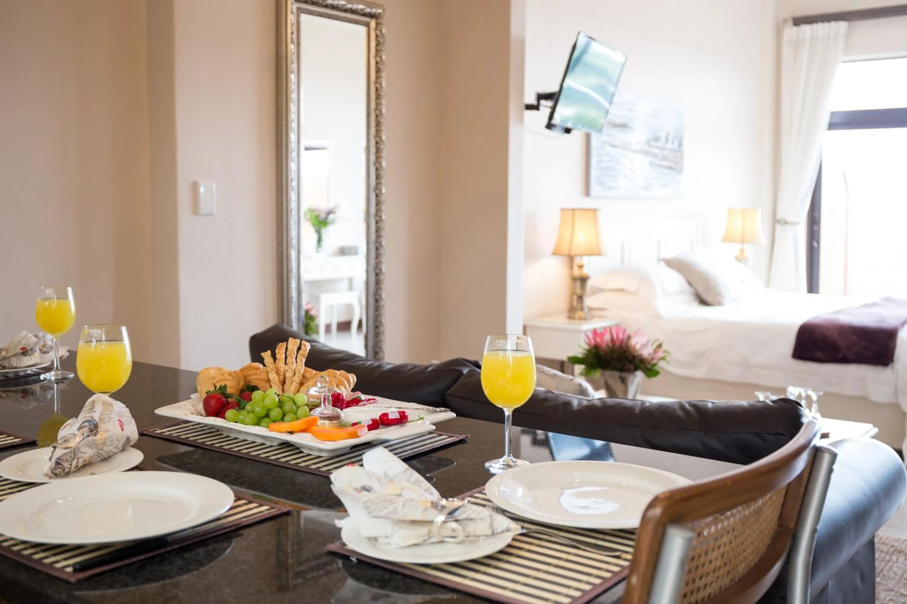 Dining area, Bed in Alkantmooi Private Nature Reserve - Keursee