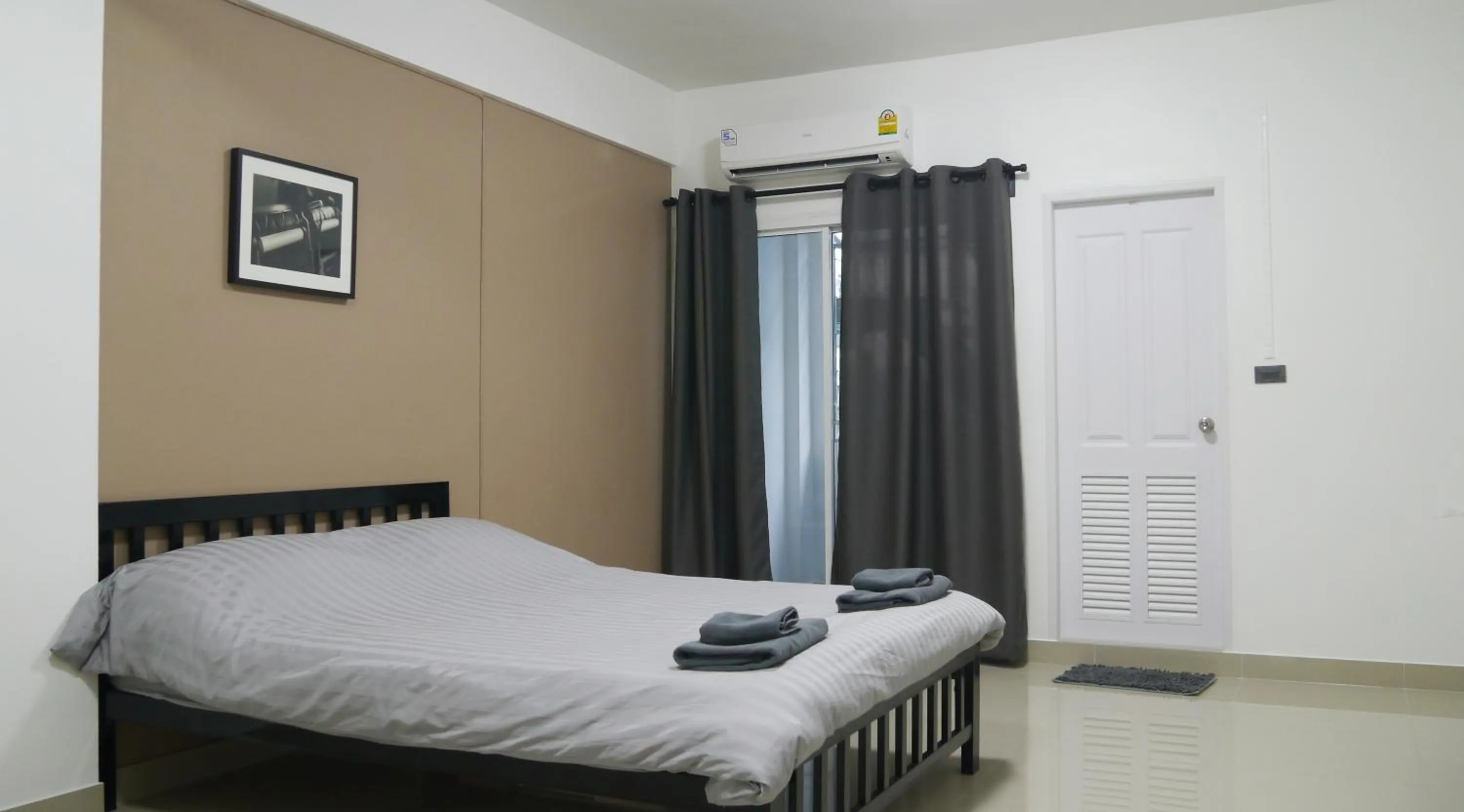 Photo of the whole room, Bed in Baan Mai Guest House