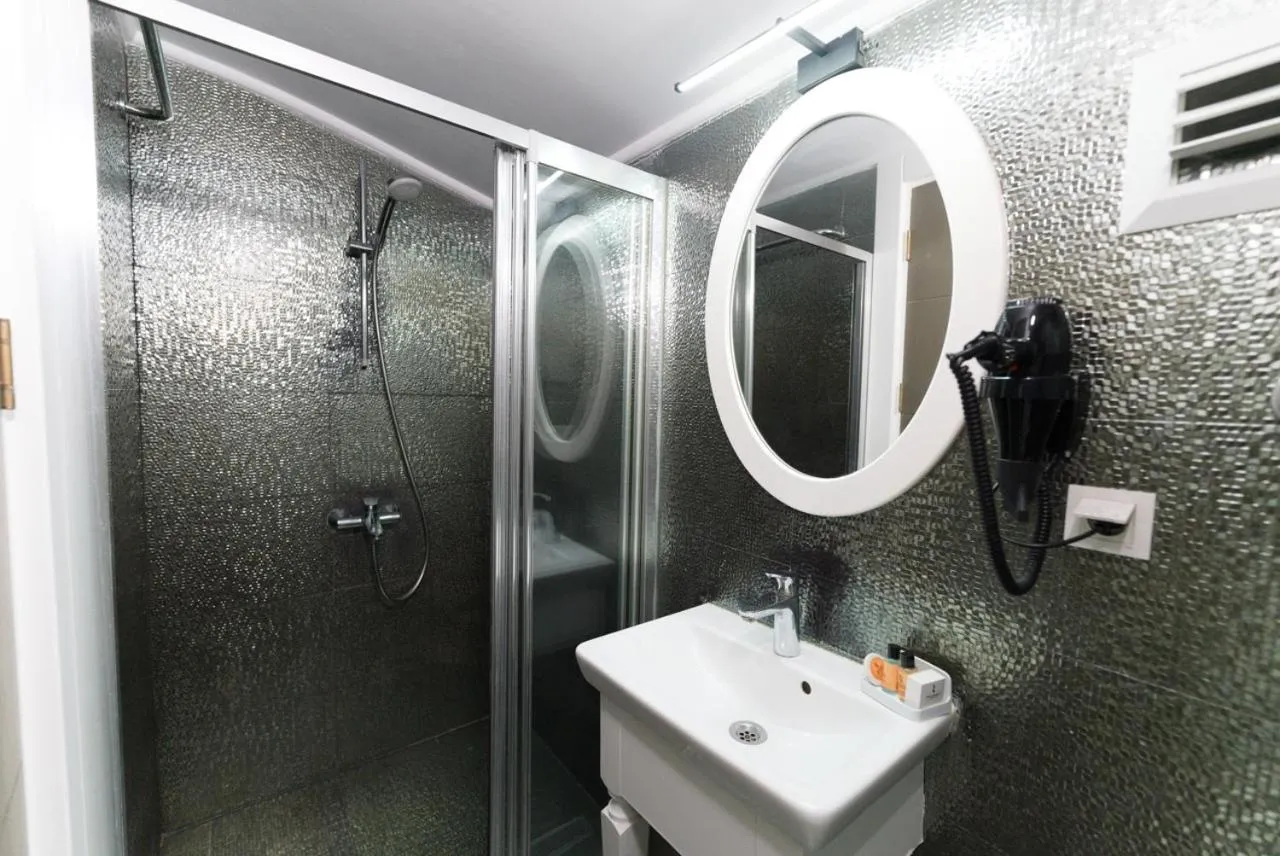 Shower in Microyal Hotel