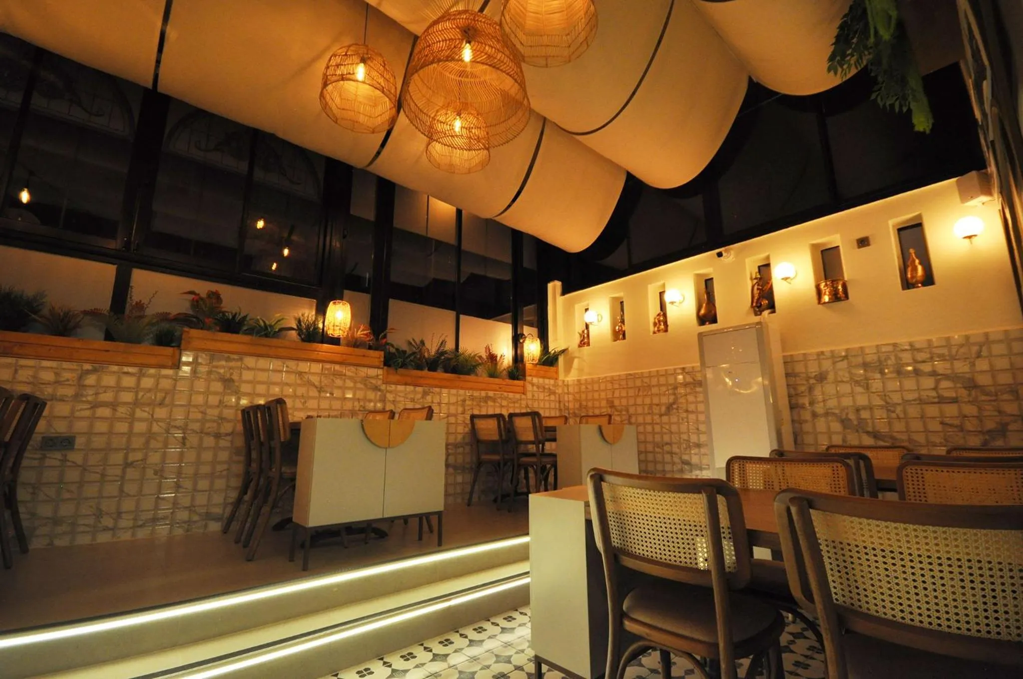 Restaurant/places to eat in Microyal Hotel