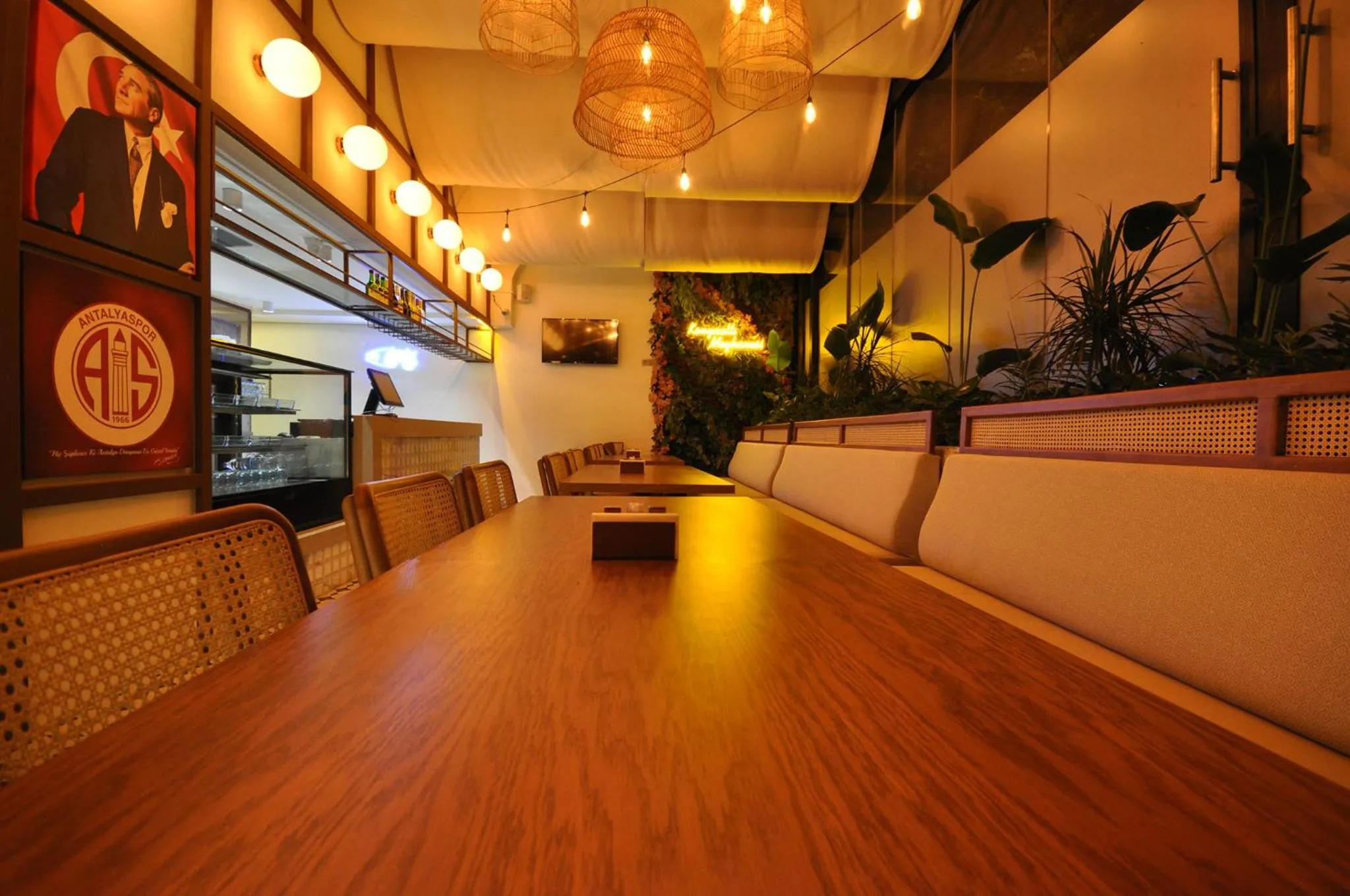 Restaurant/places to eat in Microyal Hotel