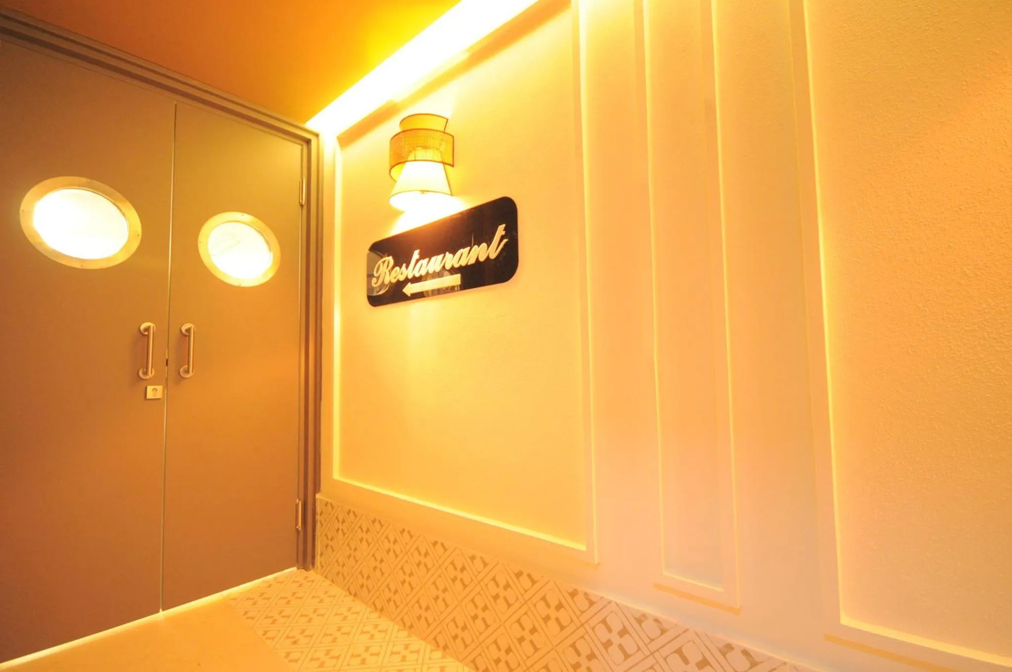 Restaurant/places to eat in Microyal Hotel