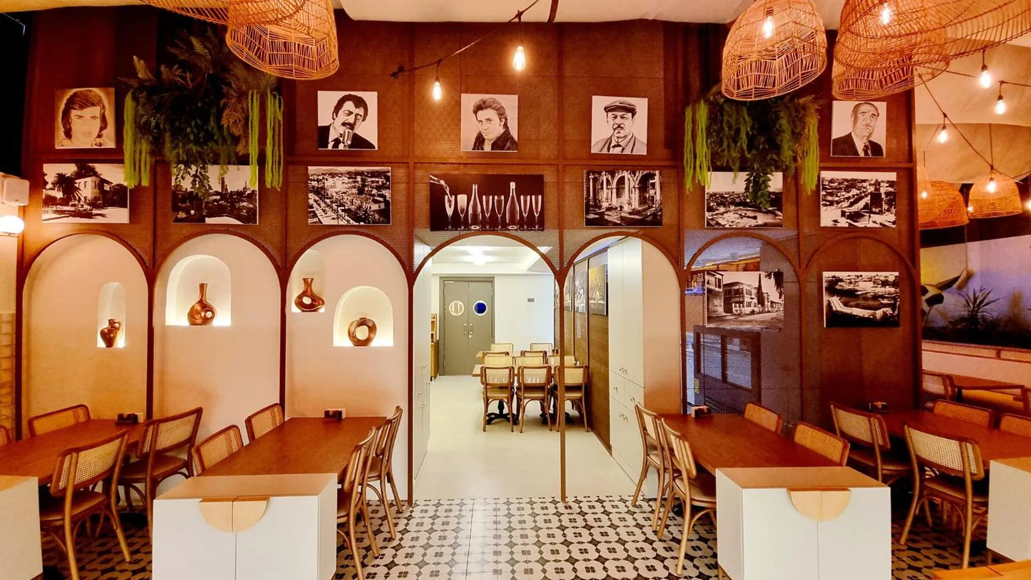 Restaurant/places to eat in Microyal Hotel