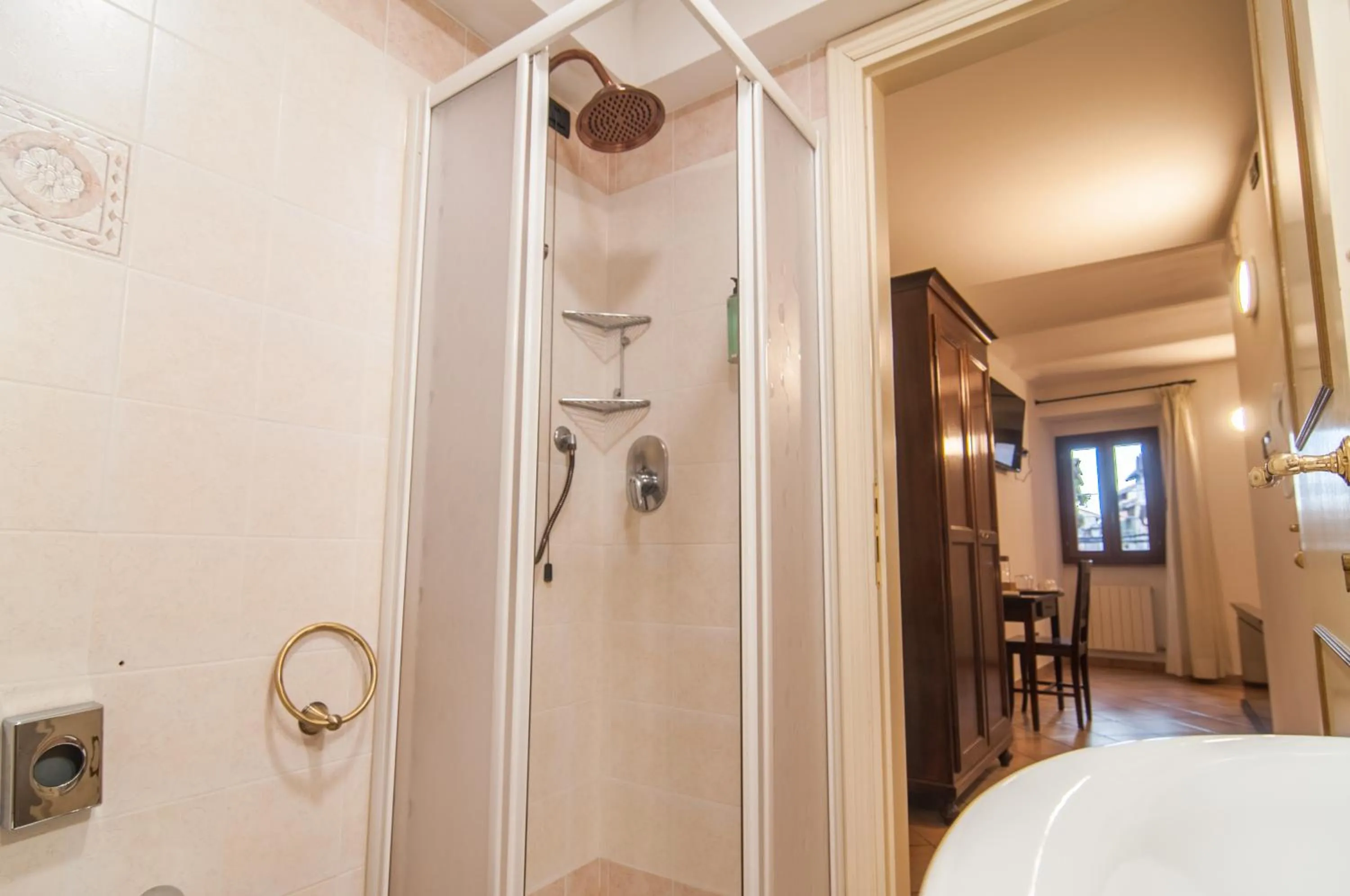 Shower, Bed in Umbrian Concierge - Alla Rocca