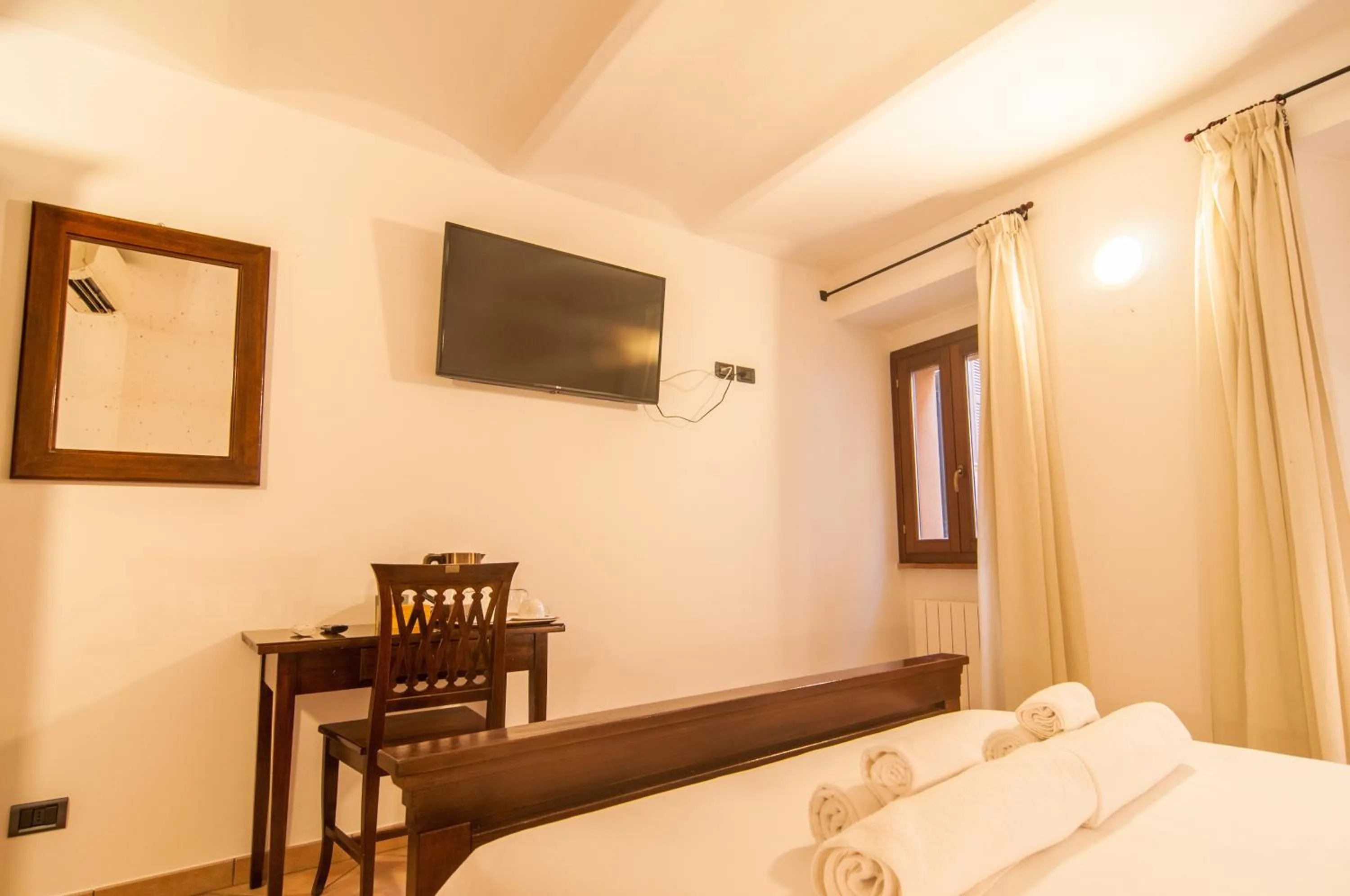 TV and multimedia, Bed in Umbrian Concierge - Alla Rocca
